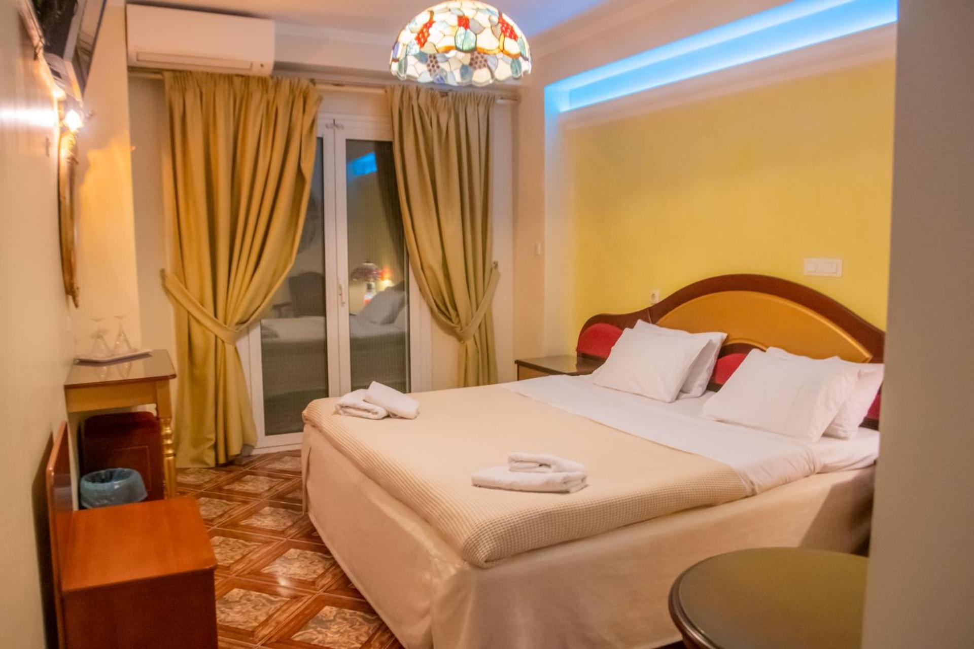 Queen Room with Balcony - Photo 4