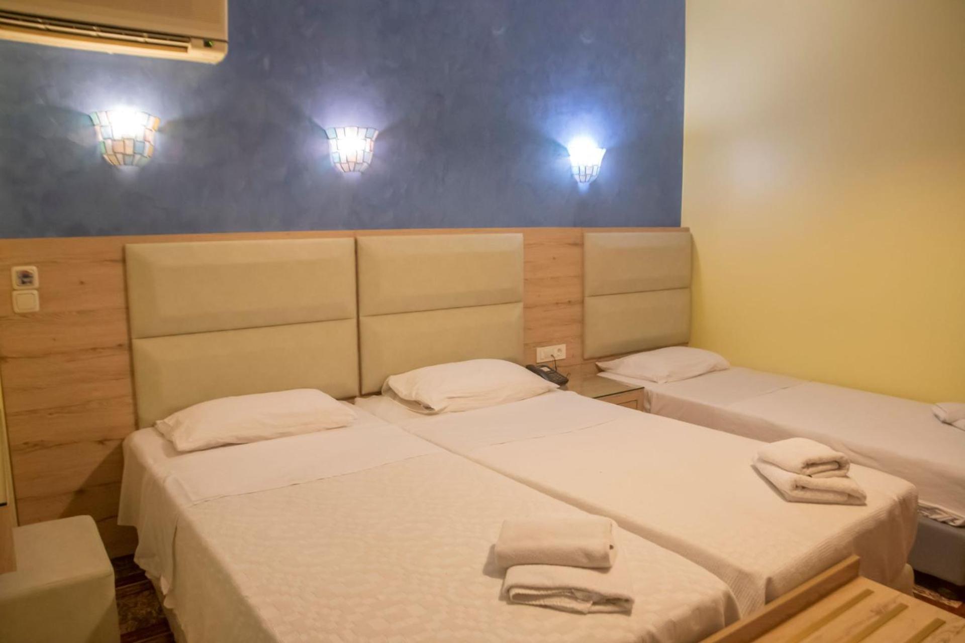 Triple Room with Balcony - Photo 5