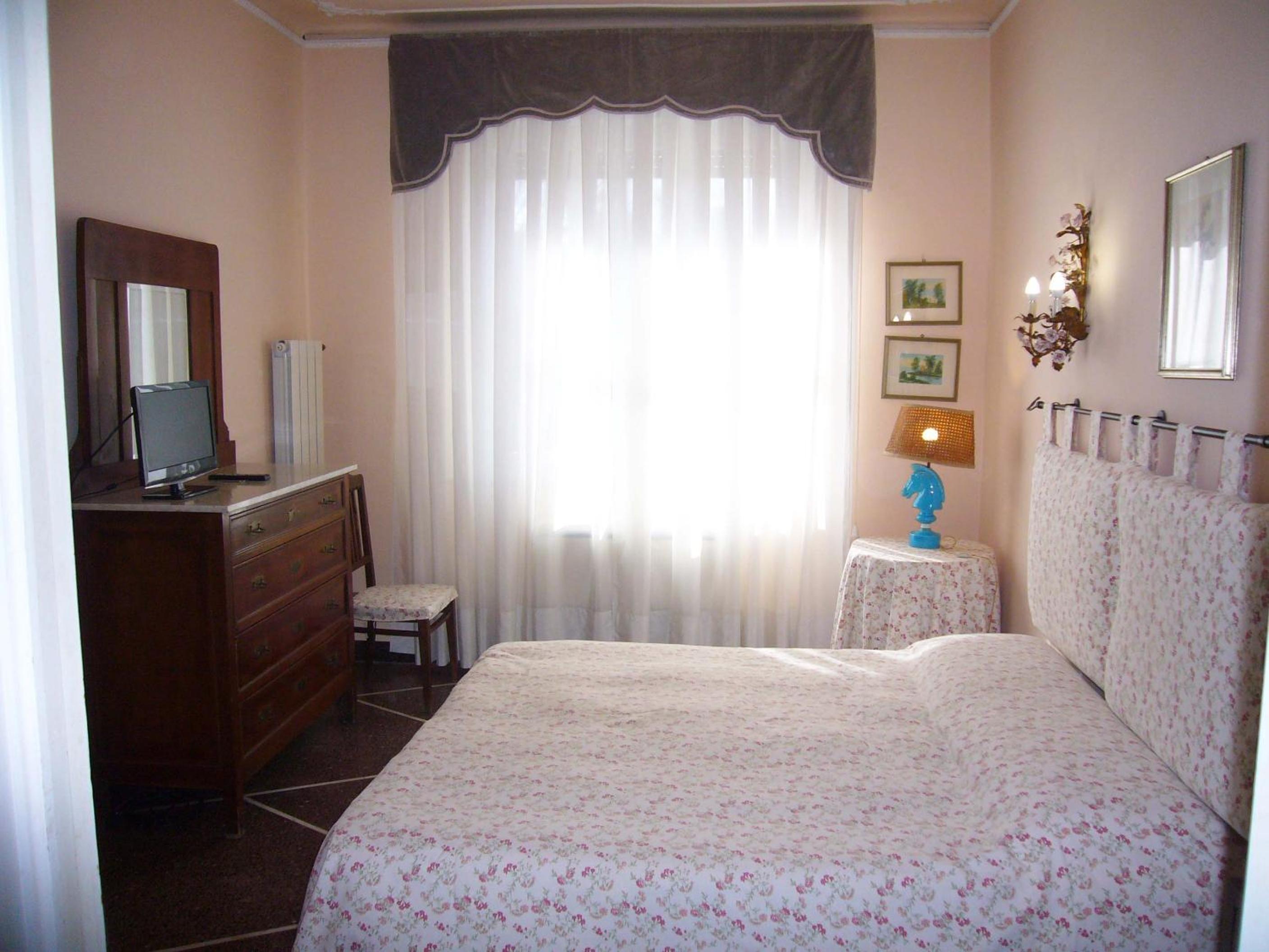 Double or Twin Room with Private External Bathroom - Photo 4