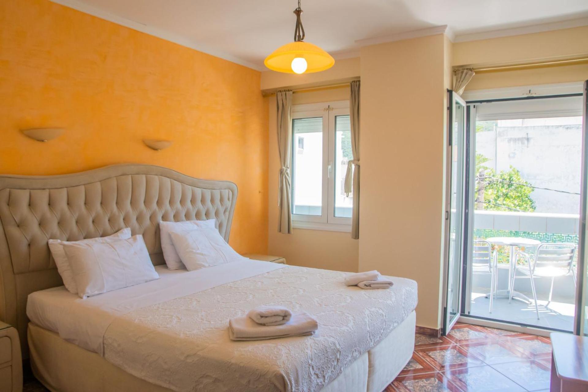 Queen Room with Balcony - Photo 6
