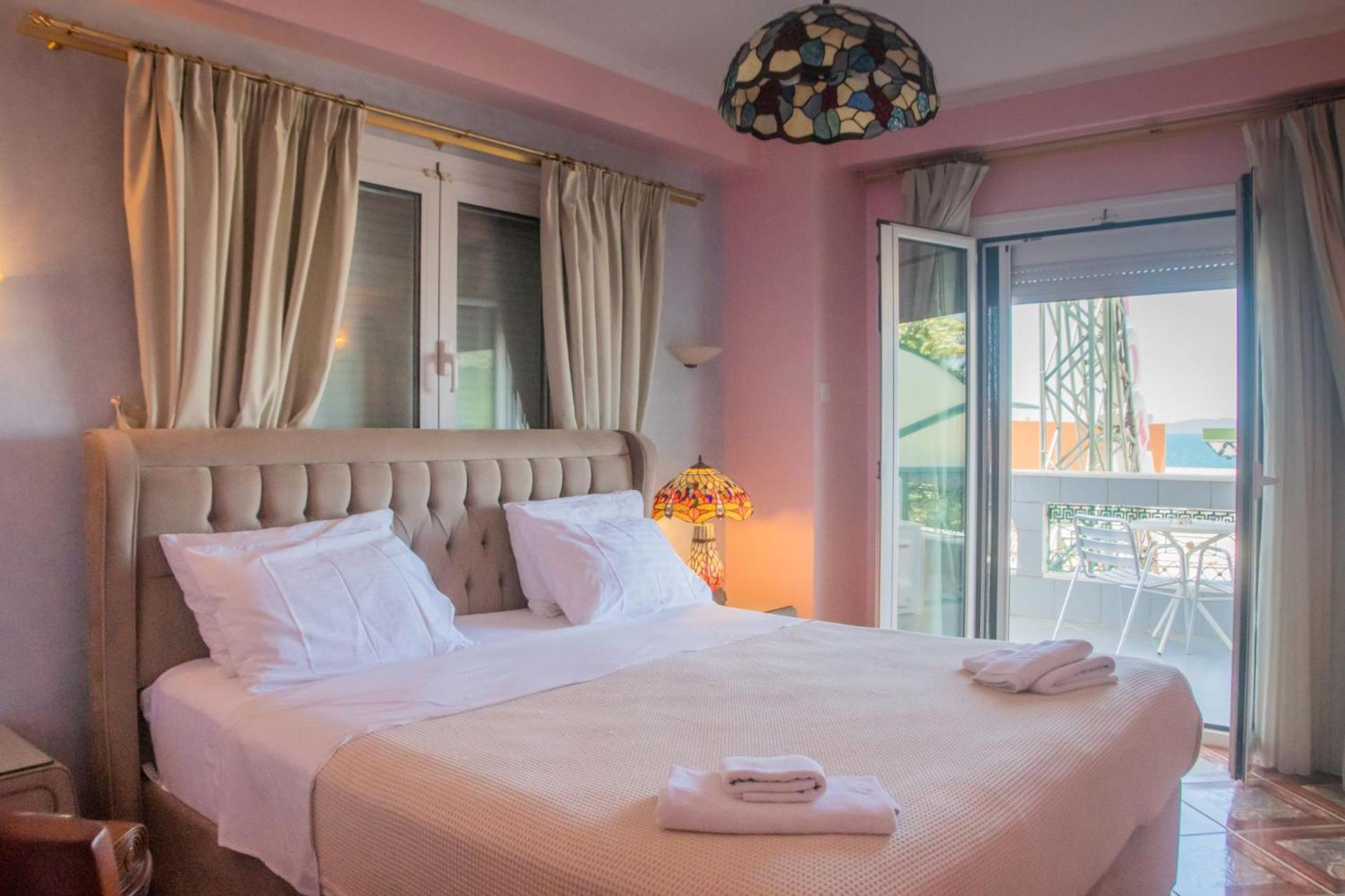 Queen Room with Balcony - Photo 9