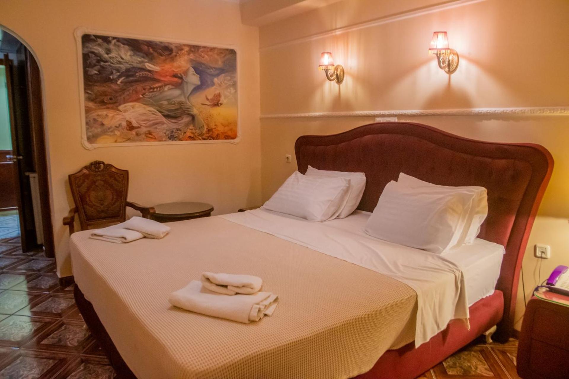 Queen Room with Balcony - Photo 2