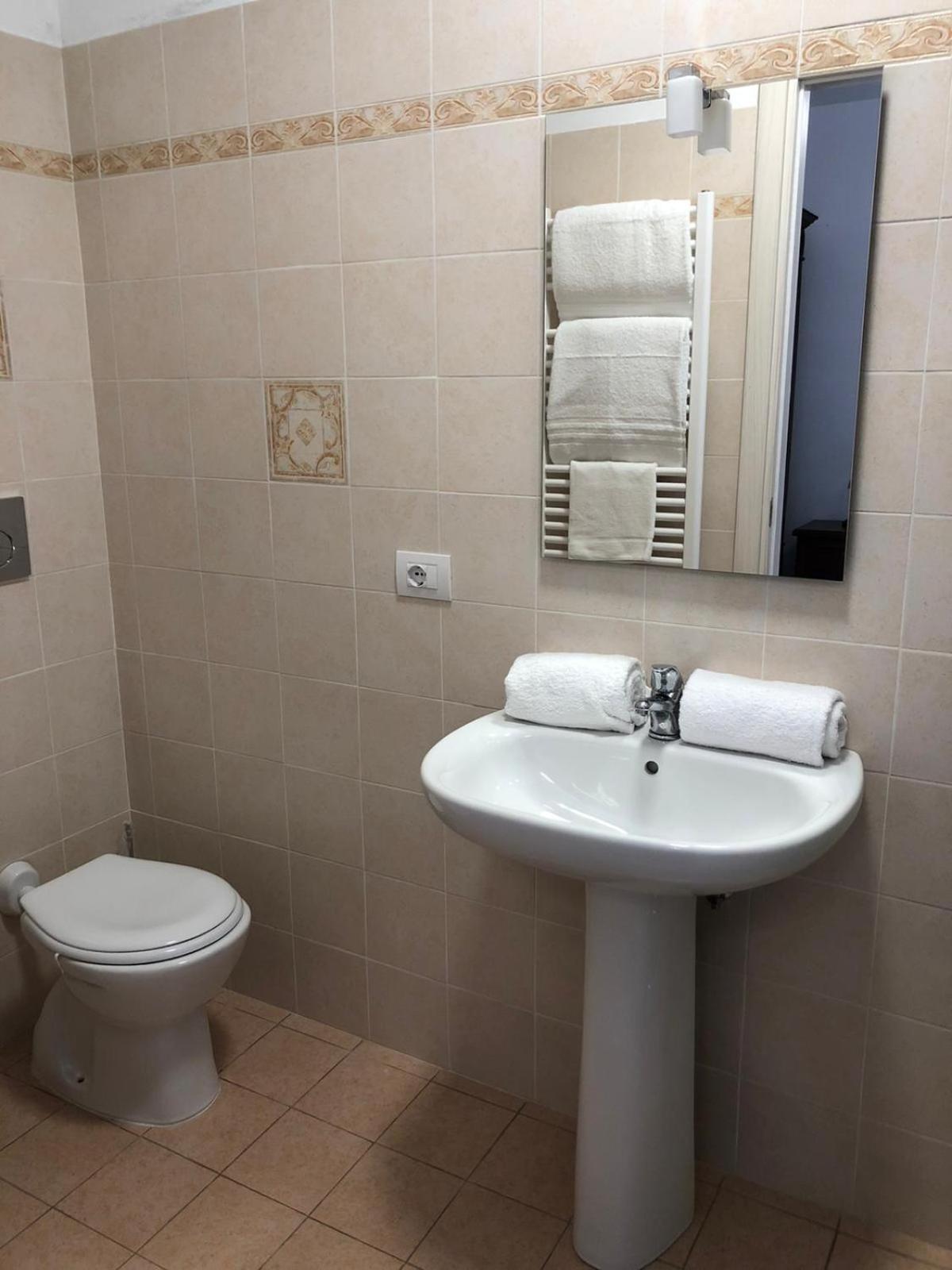 Double Room - Photo 8