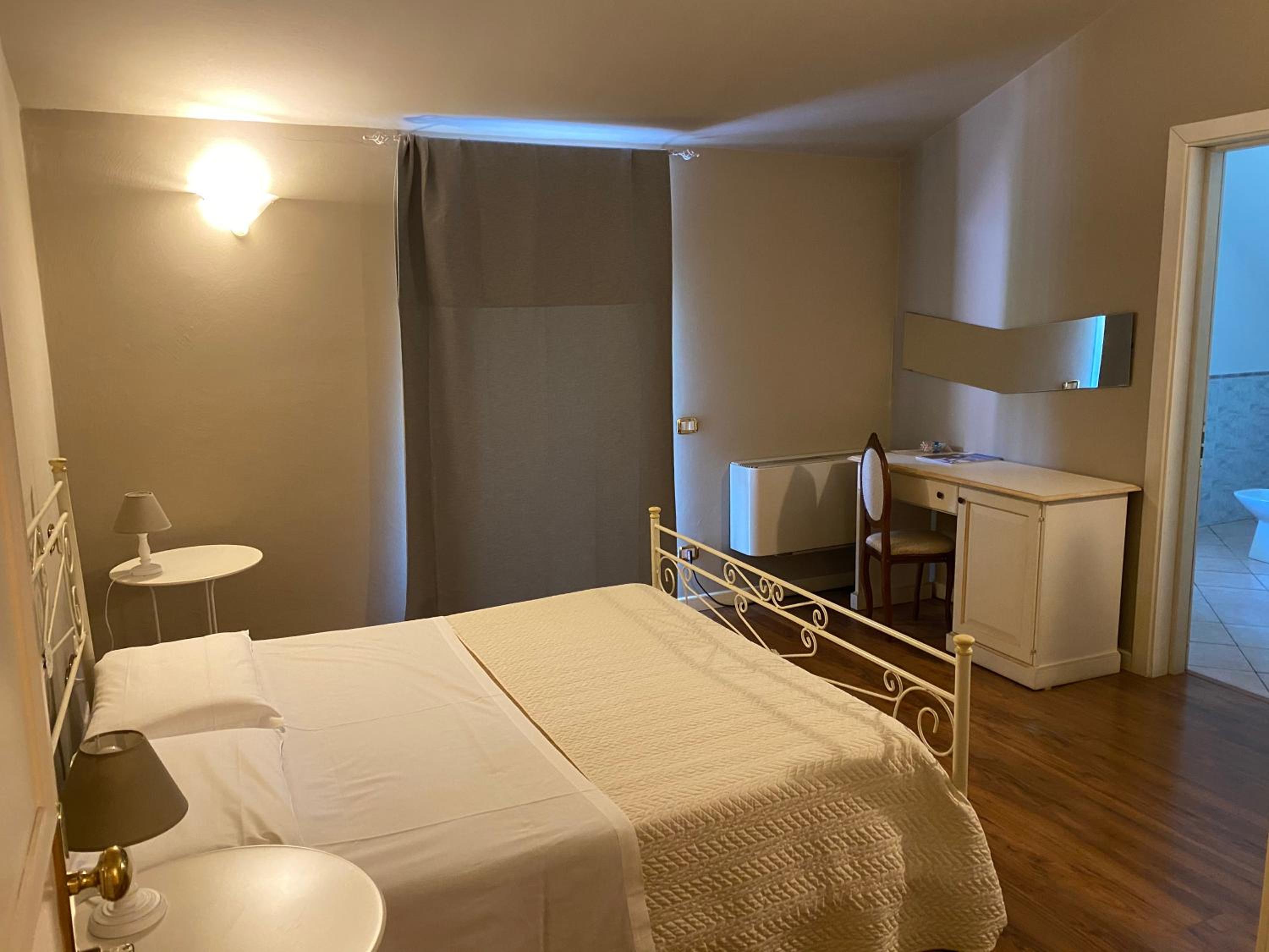Double or Twin Room - Photo 4