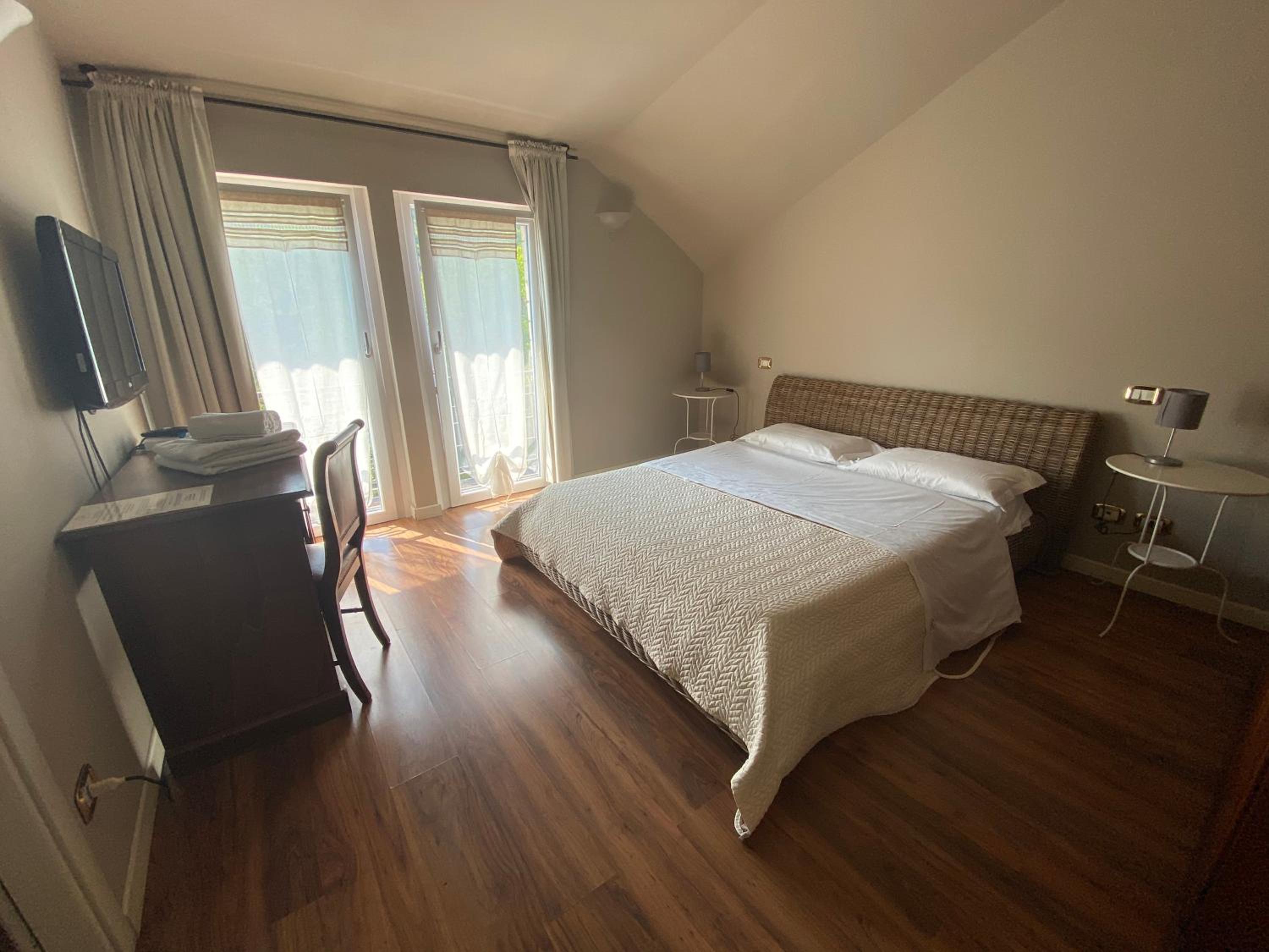 Double or Twin Room - Photo 5