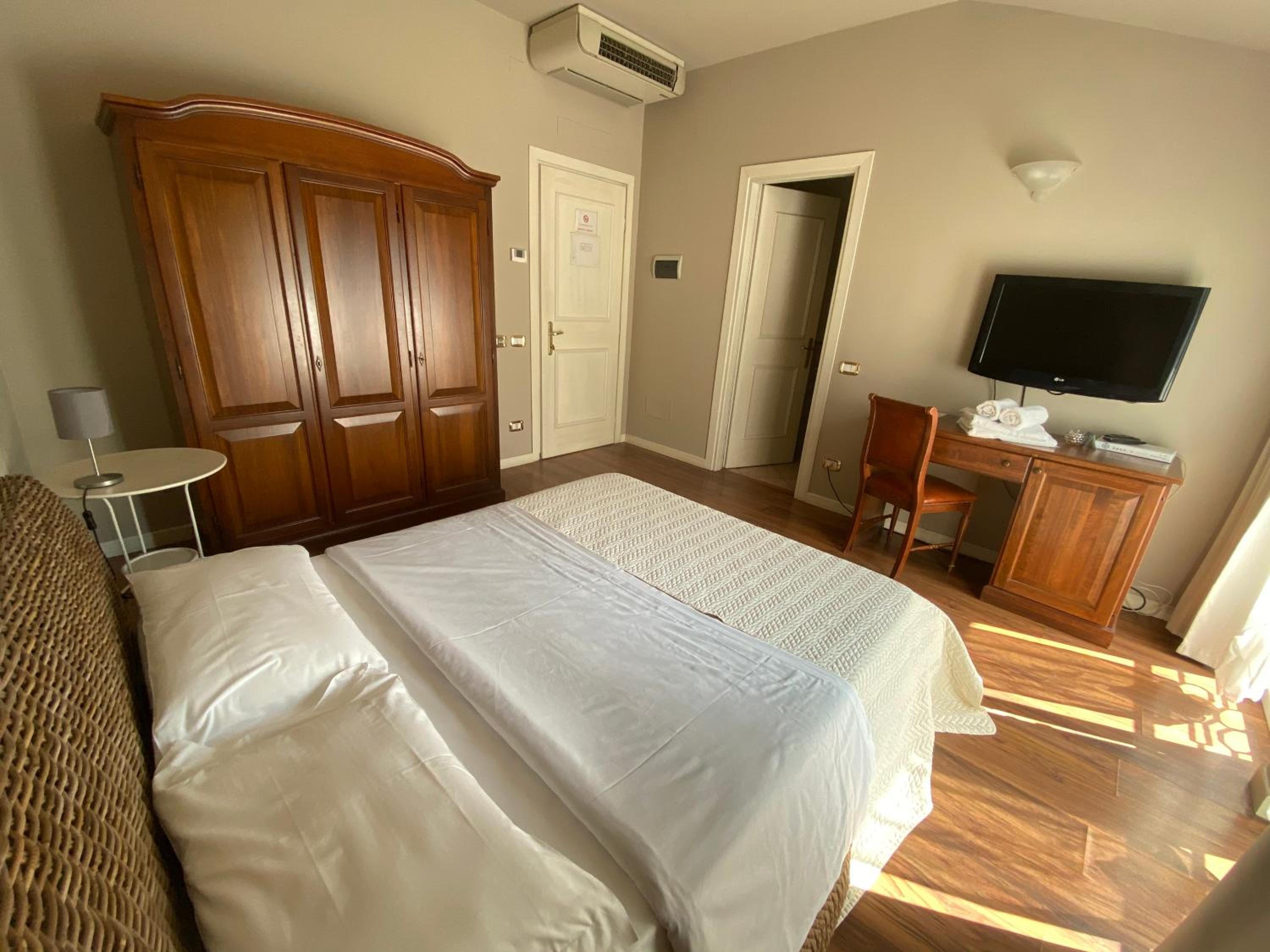 Double or Twin Room - Photo 7