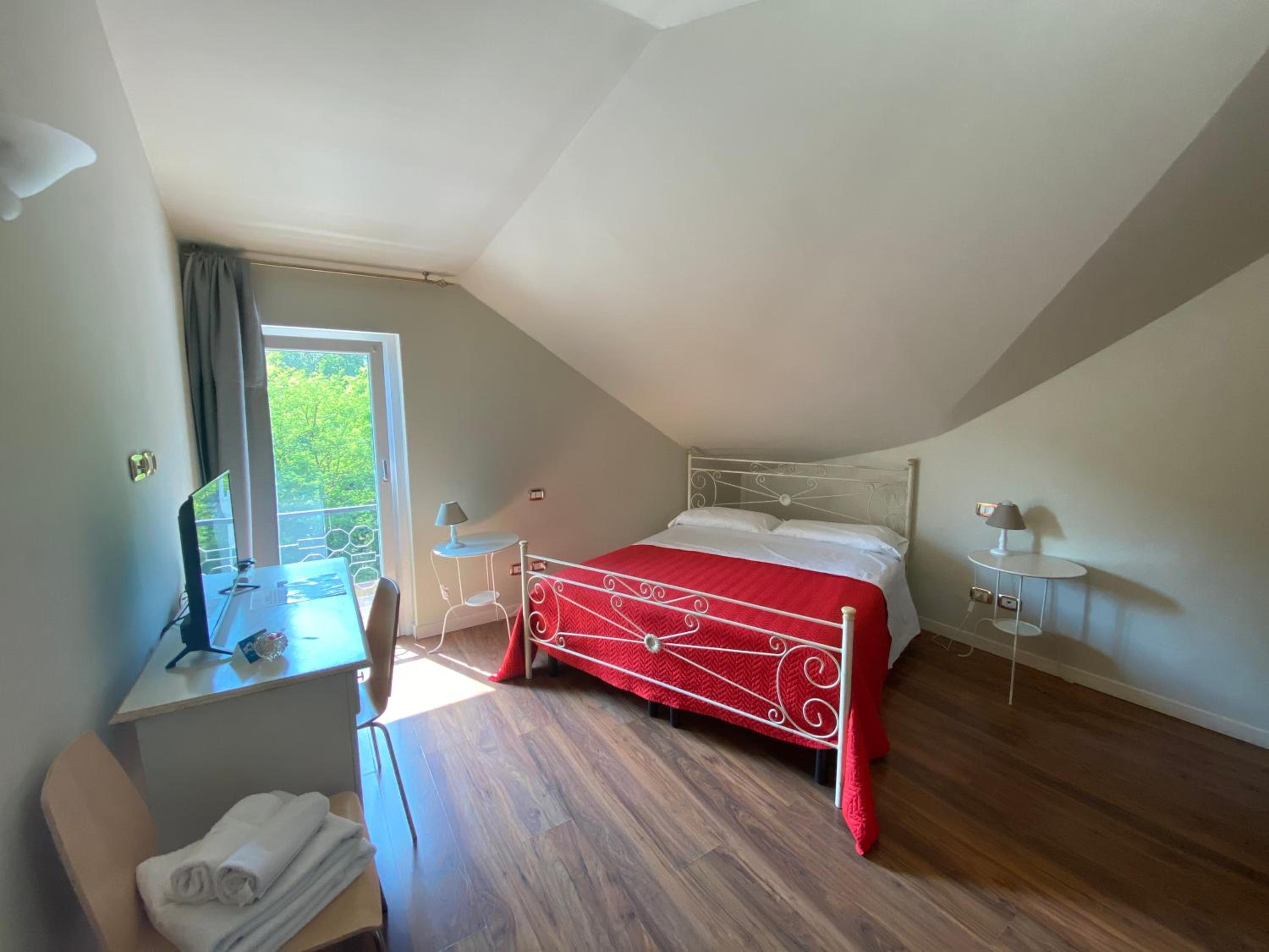 Double or Twin Room - Photo 8