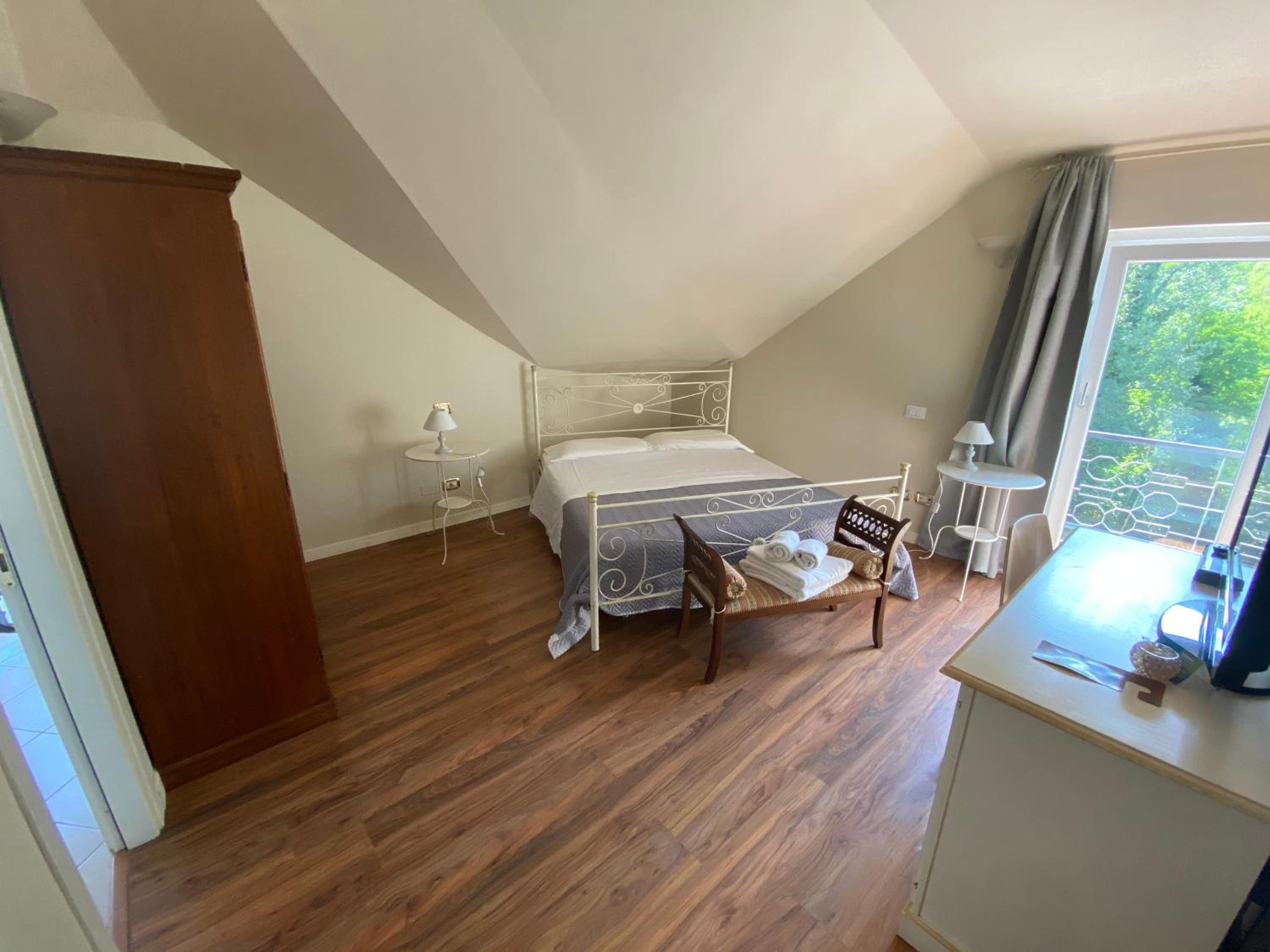 Double or Twin Room - Photo 9