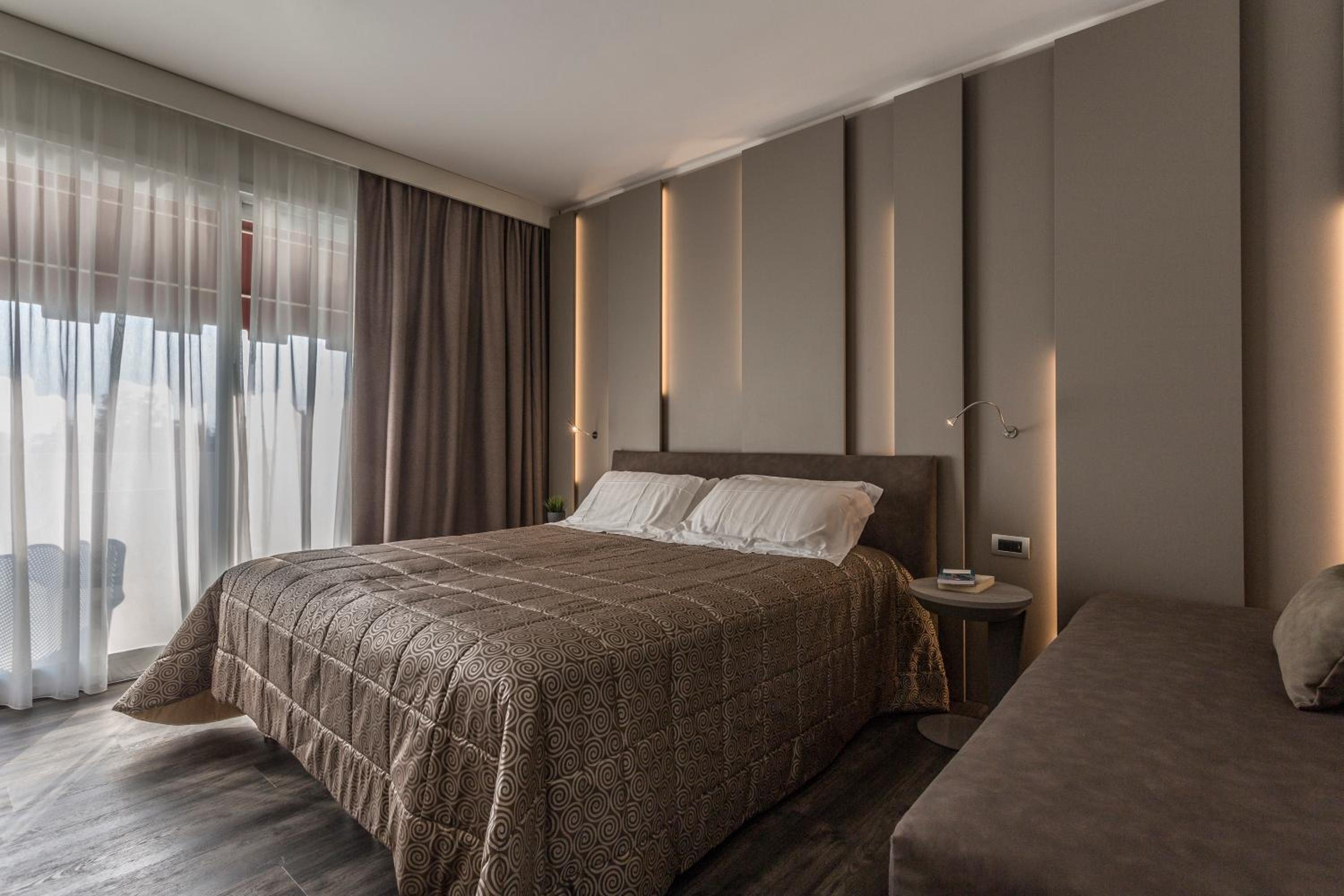 Superior Double or Twin Room with Pool View photo 3