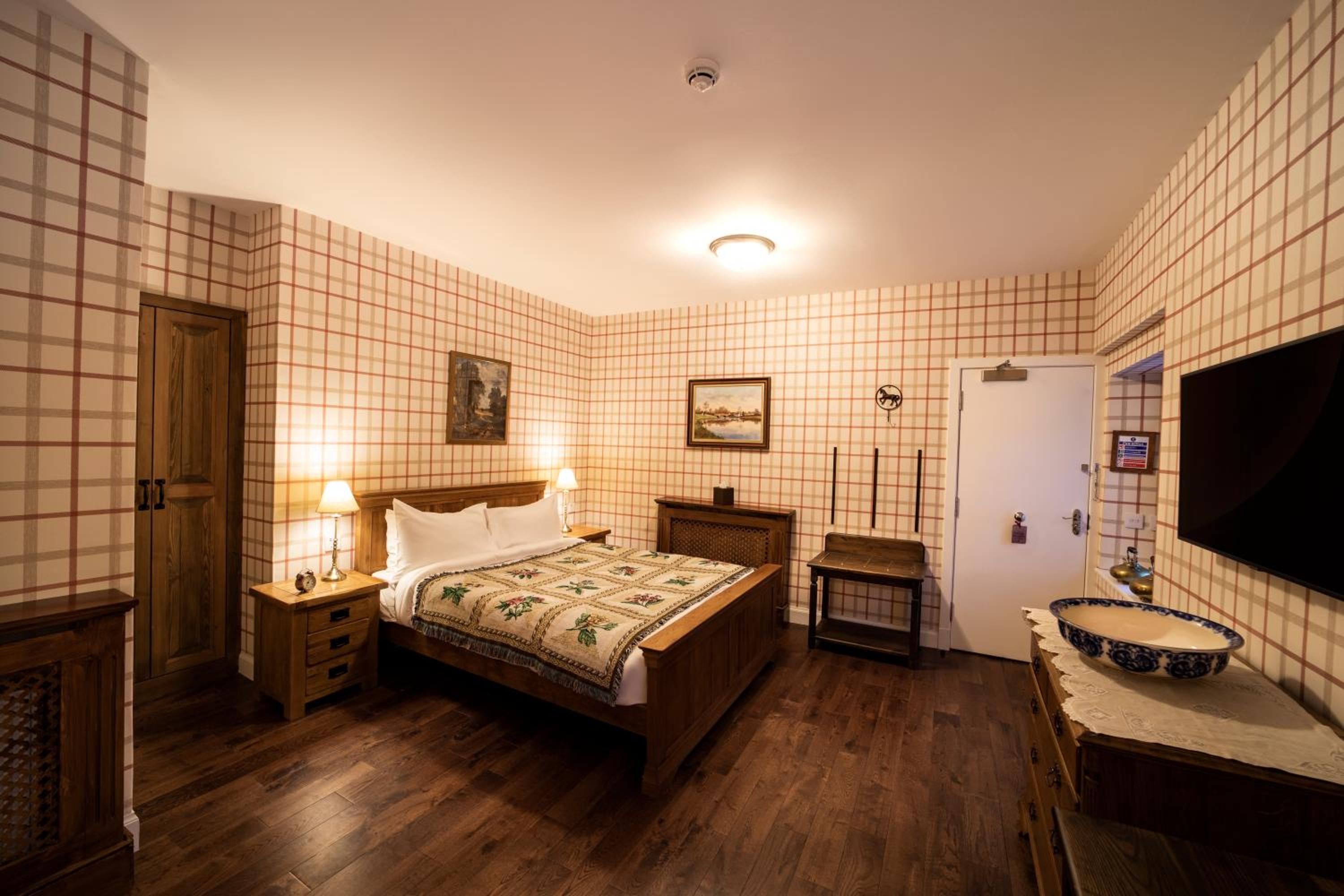 Jr. Highland Suite - Photo 1
