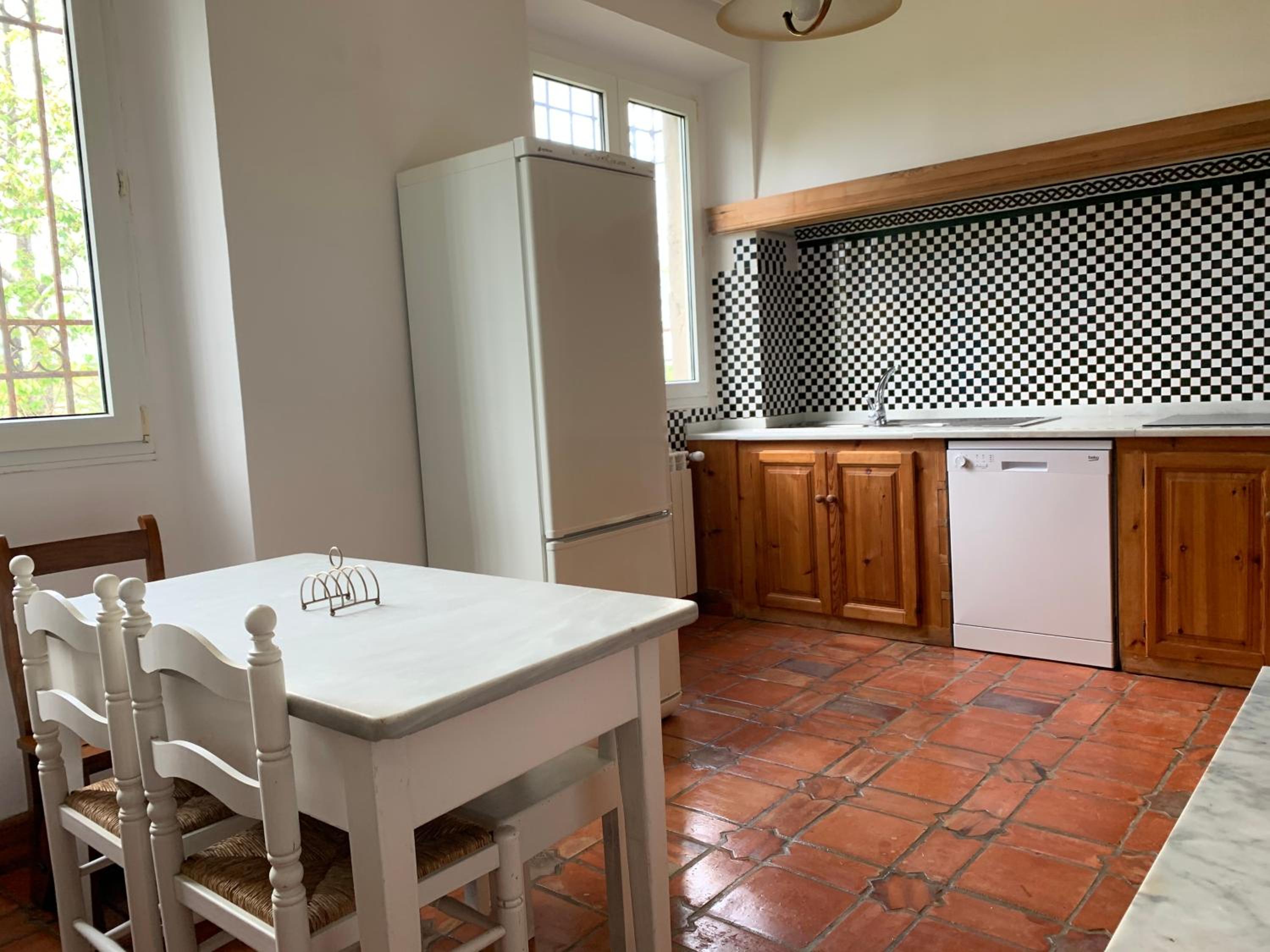  Five-Bedroom House photo 3