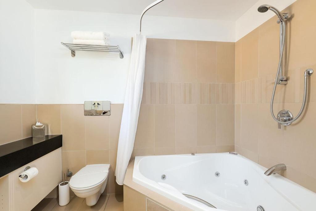 One-Bedroom Apartment with Spa Bath photo 2