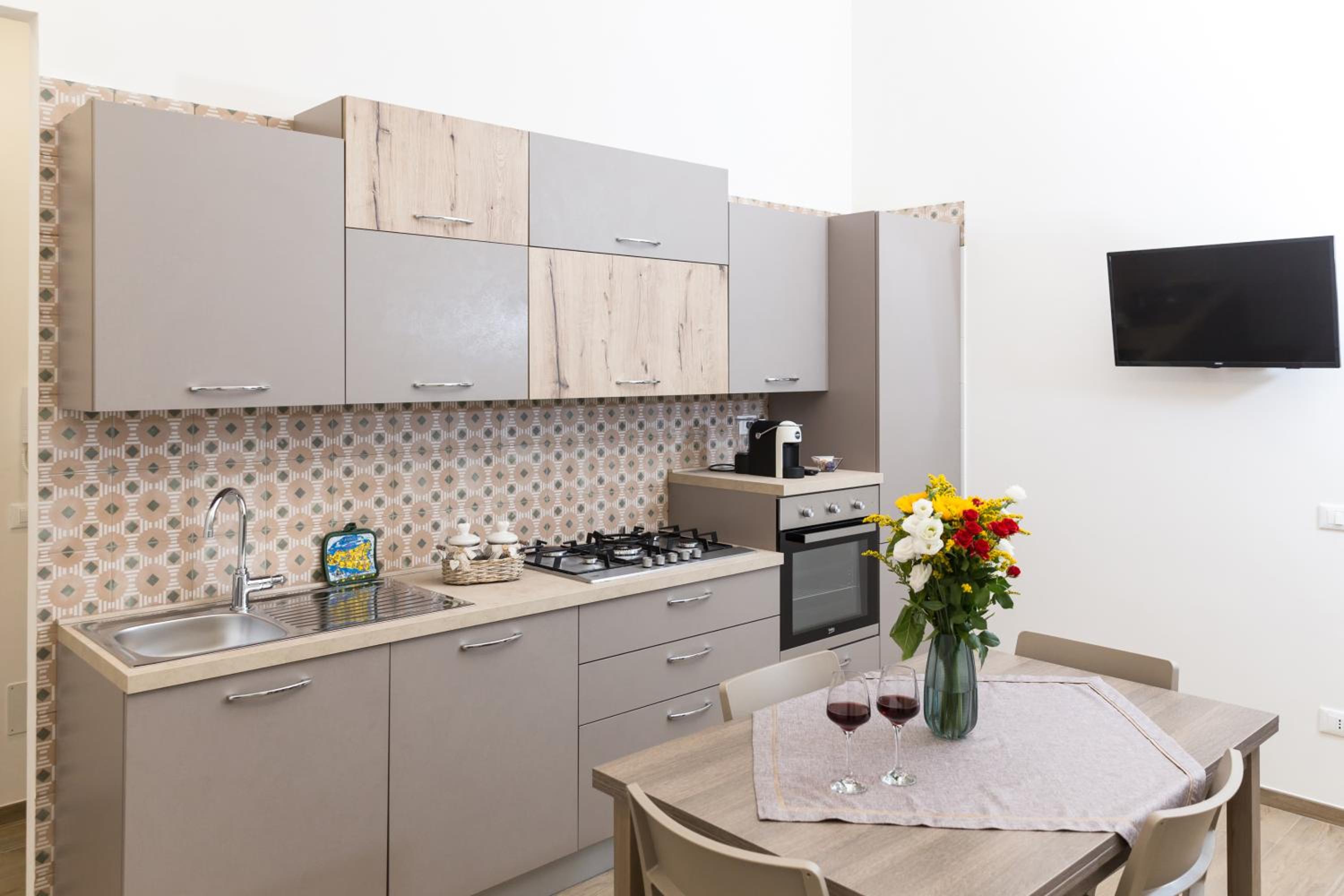 Double Room with Balcony - Photo 4