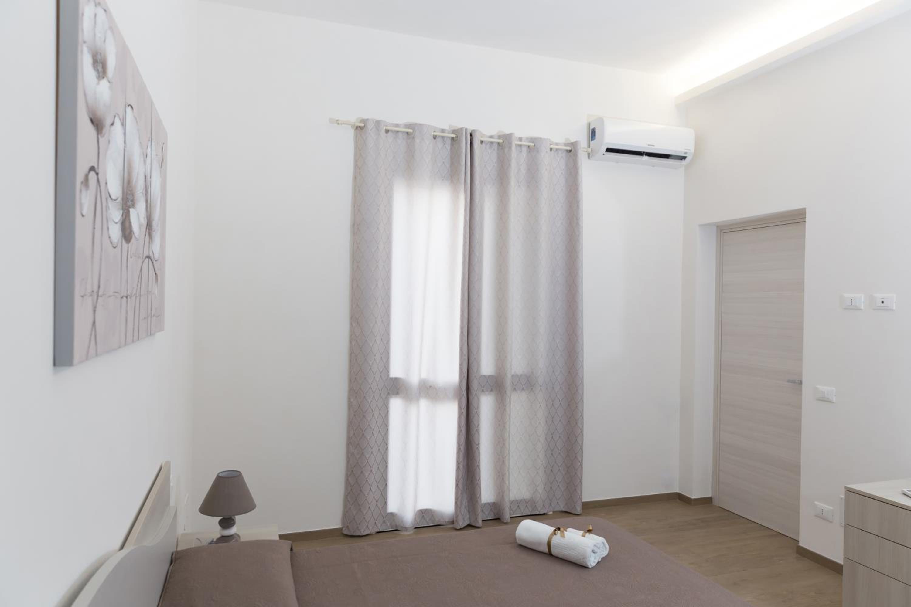 Double Room with Balcony - Photo 8