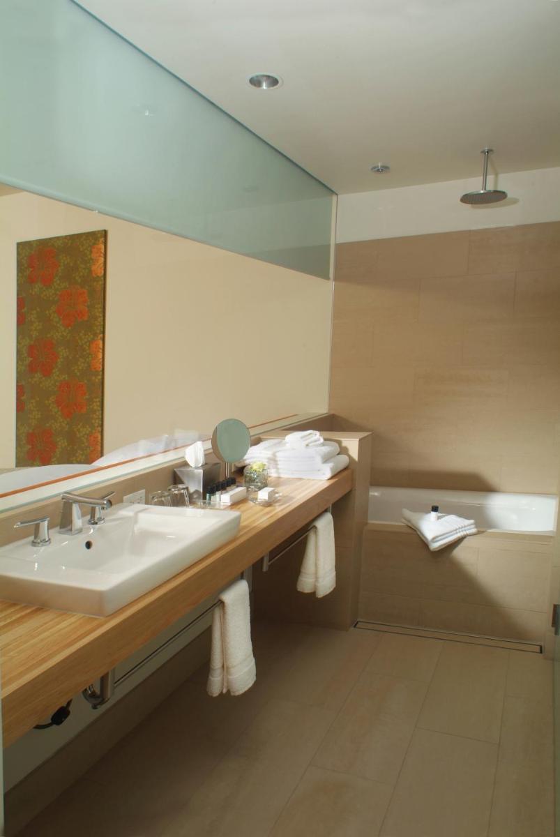 Queen Room with Two Queen Beds photo 2