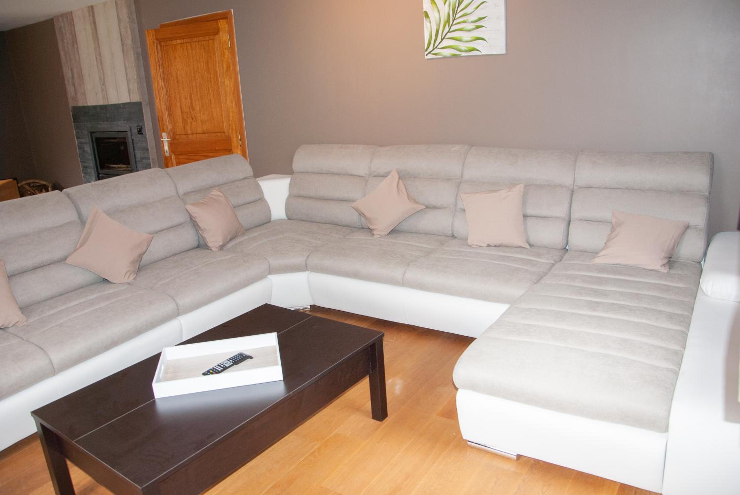 Five-Bedroom House photo 1