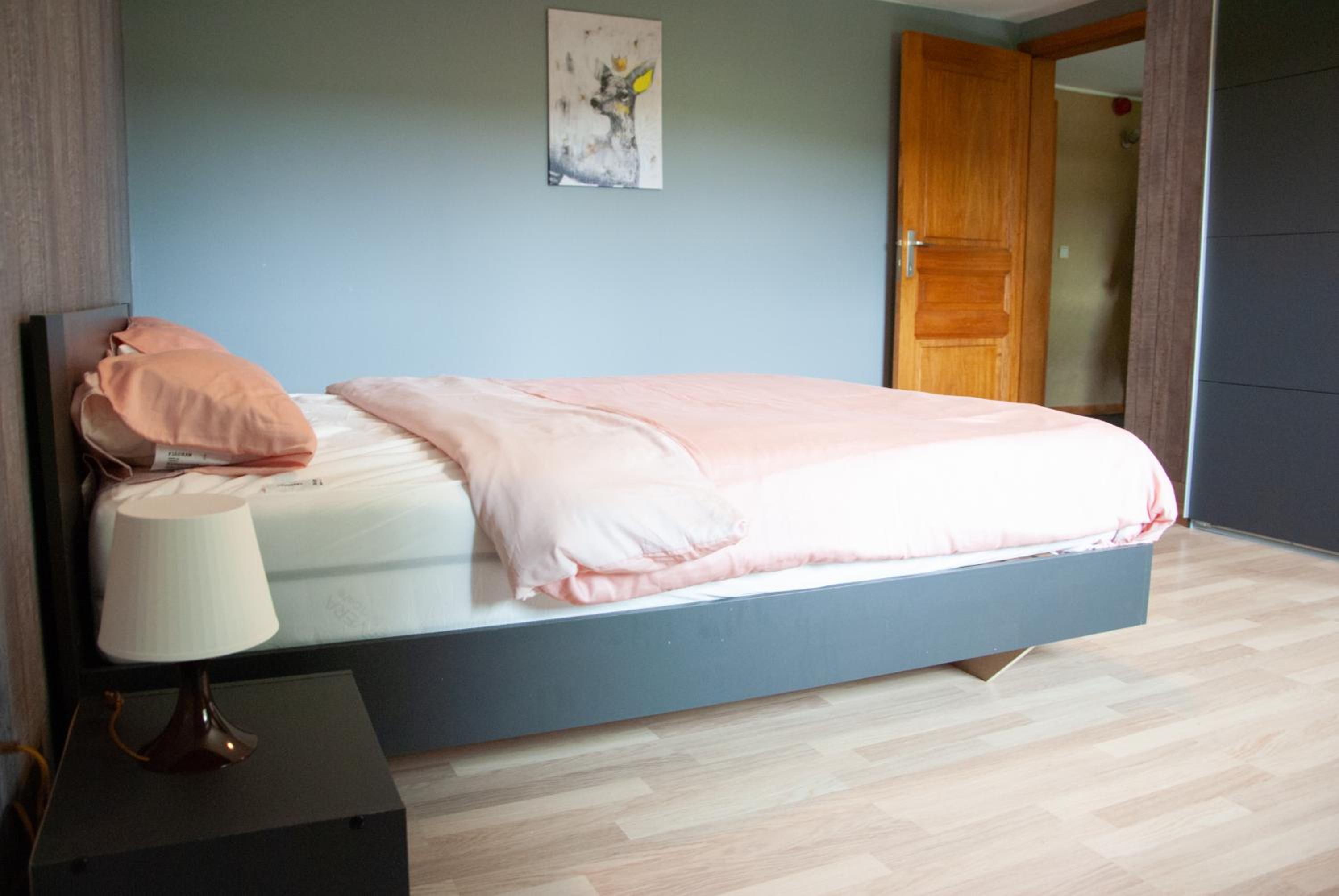 Five-Bedroom House photo 3