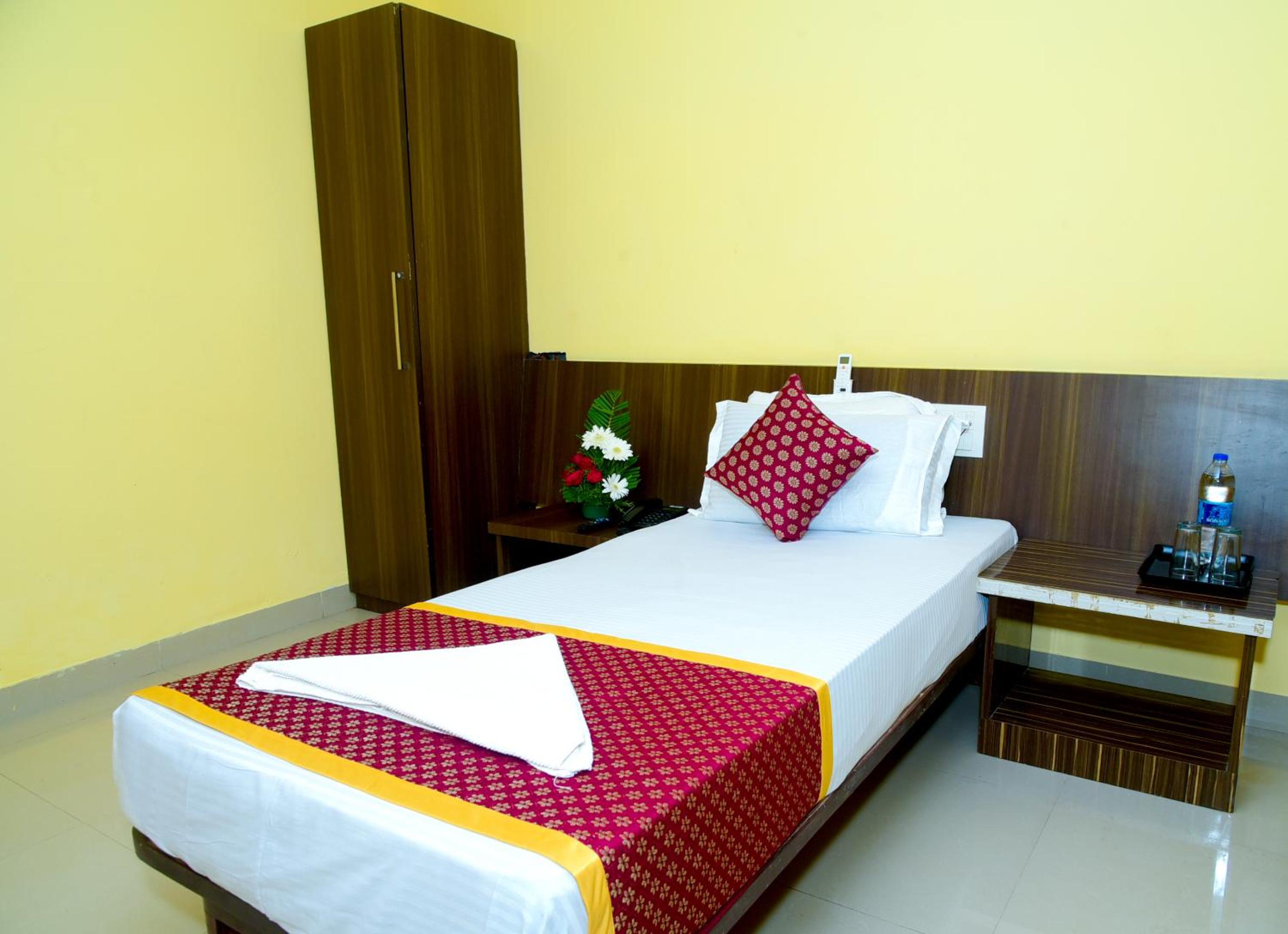 Single Room with Bathroom photo 2