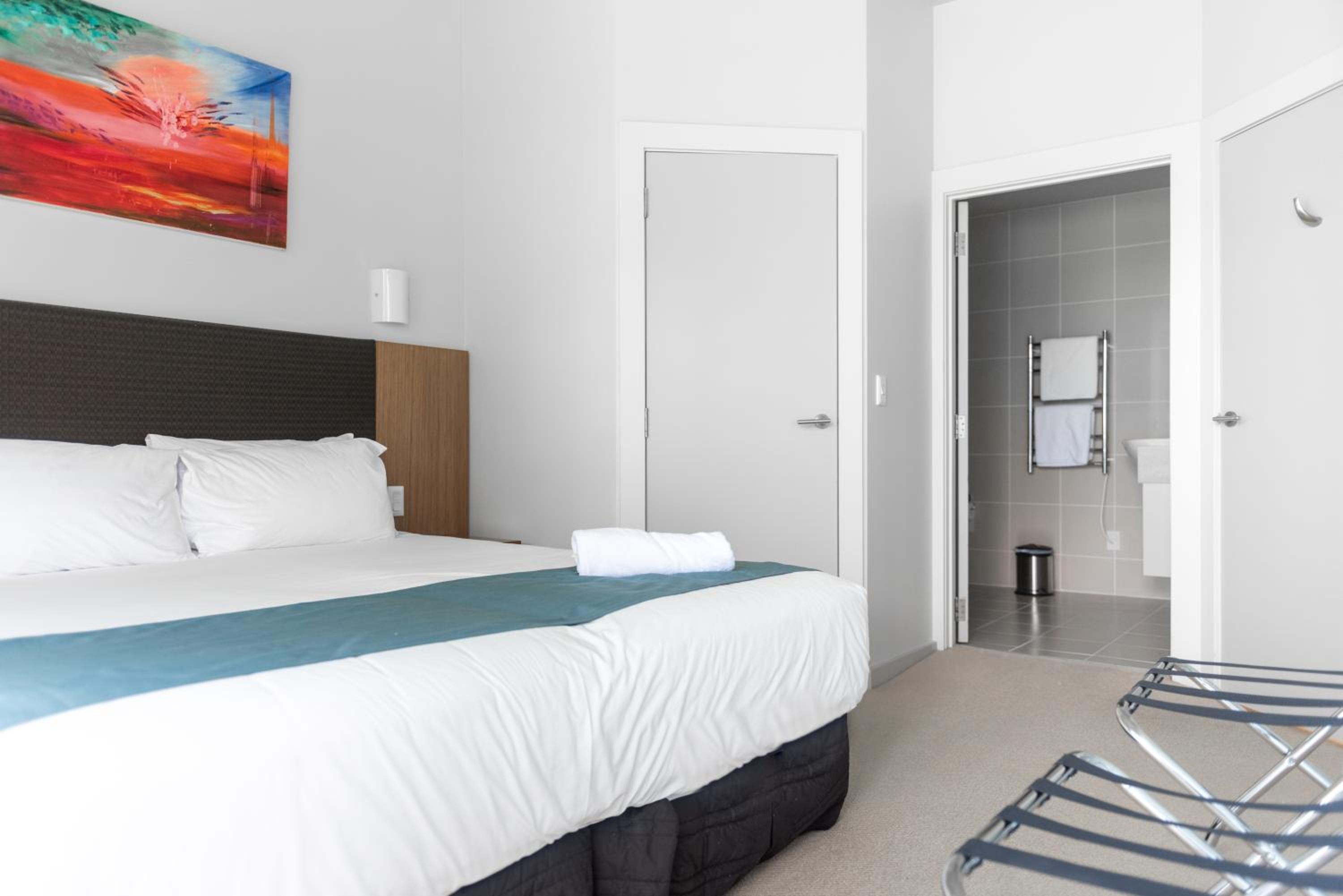 Two-Bedroom Premier Apartment with Sea View - Photo 4