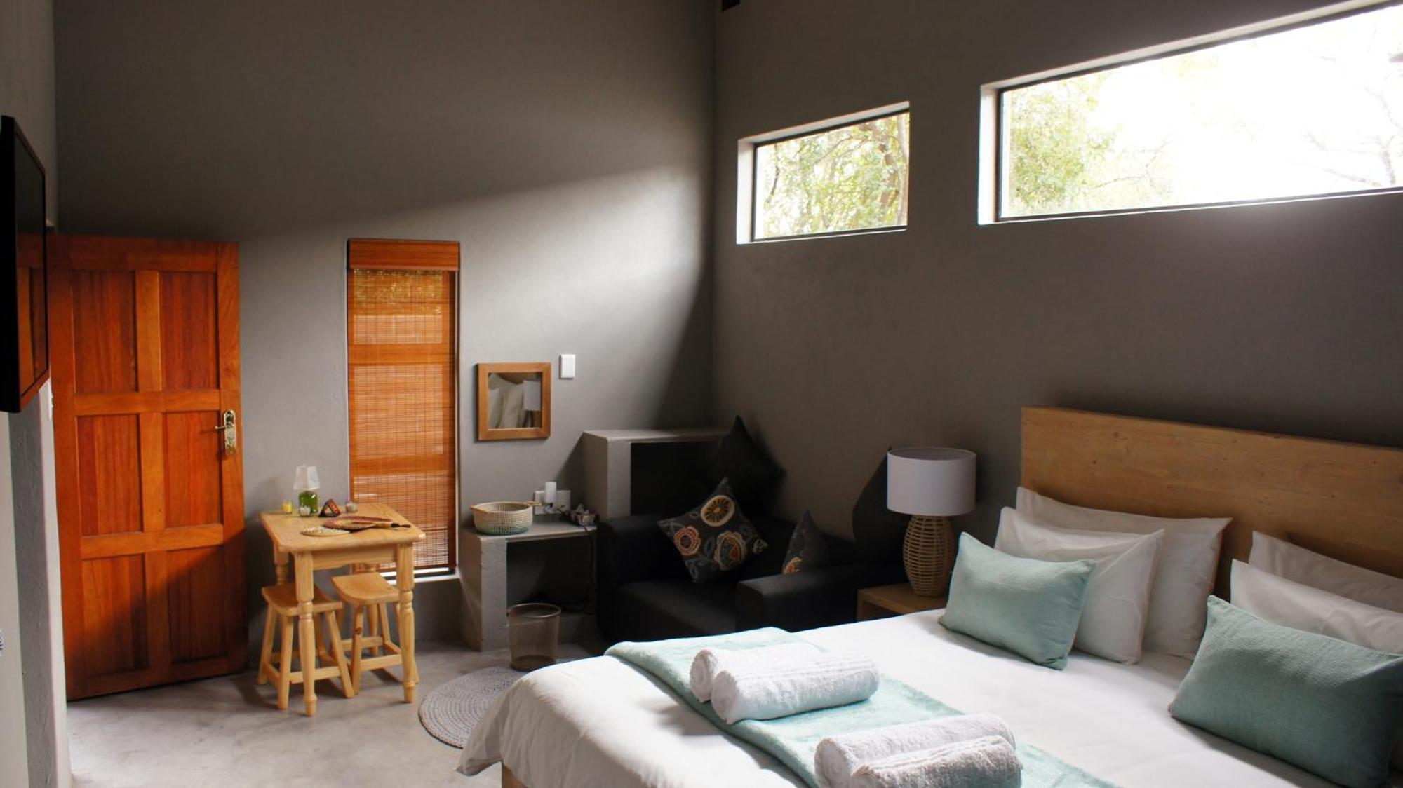 Suite - Photo 16