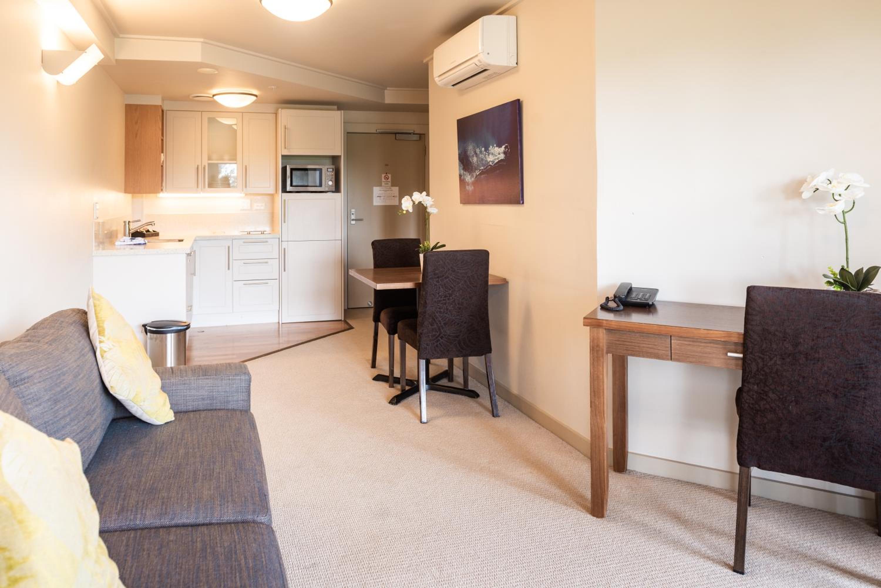 One Bedroom Superior Suite - Photo 5