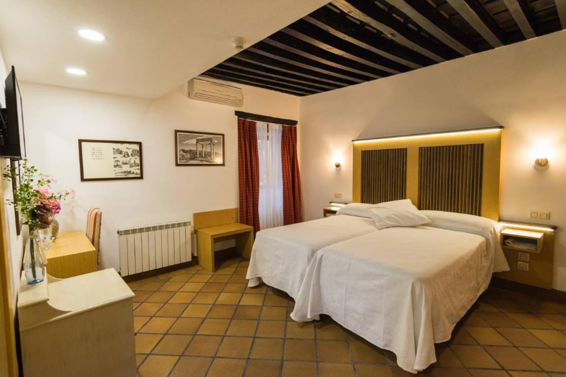 Habitación Doble con Baño Privado