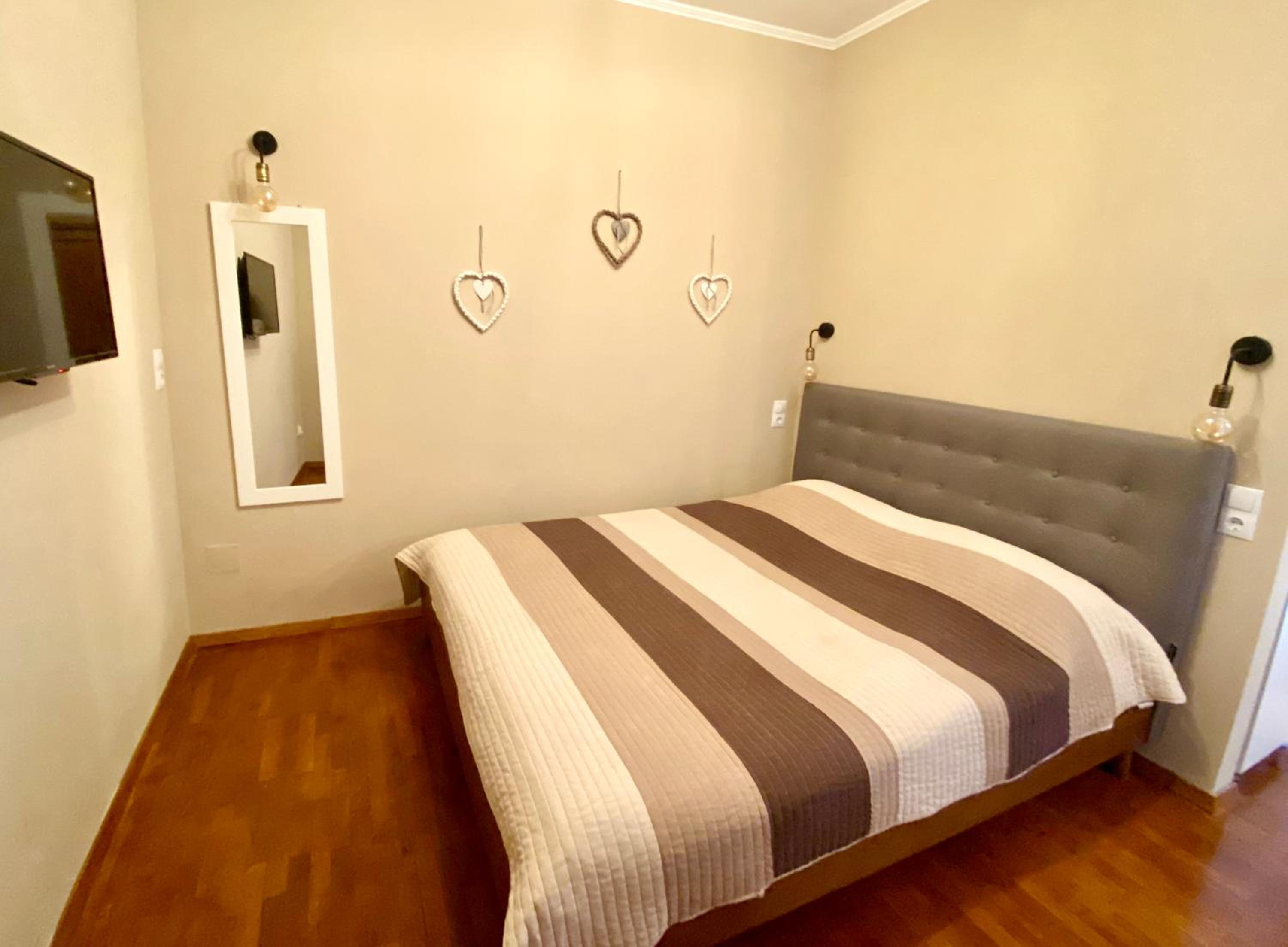One-Bedroom Apartment - Photo 1