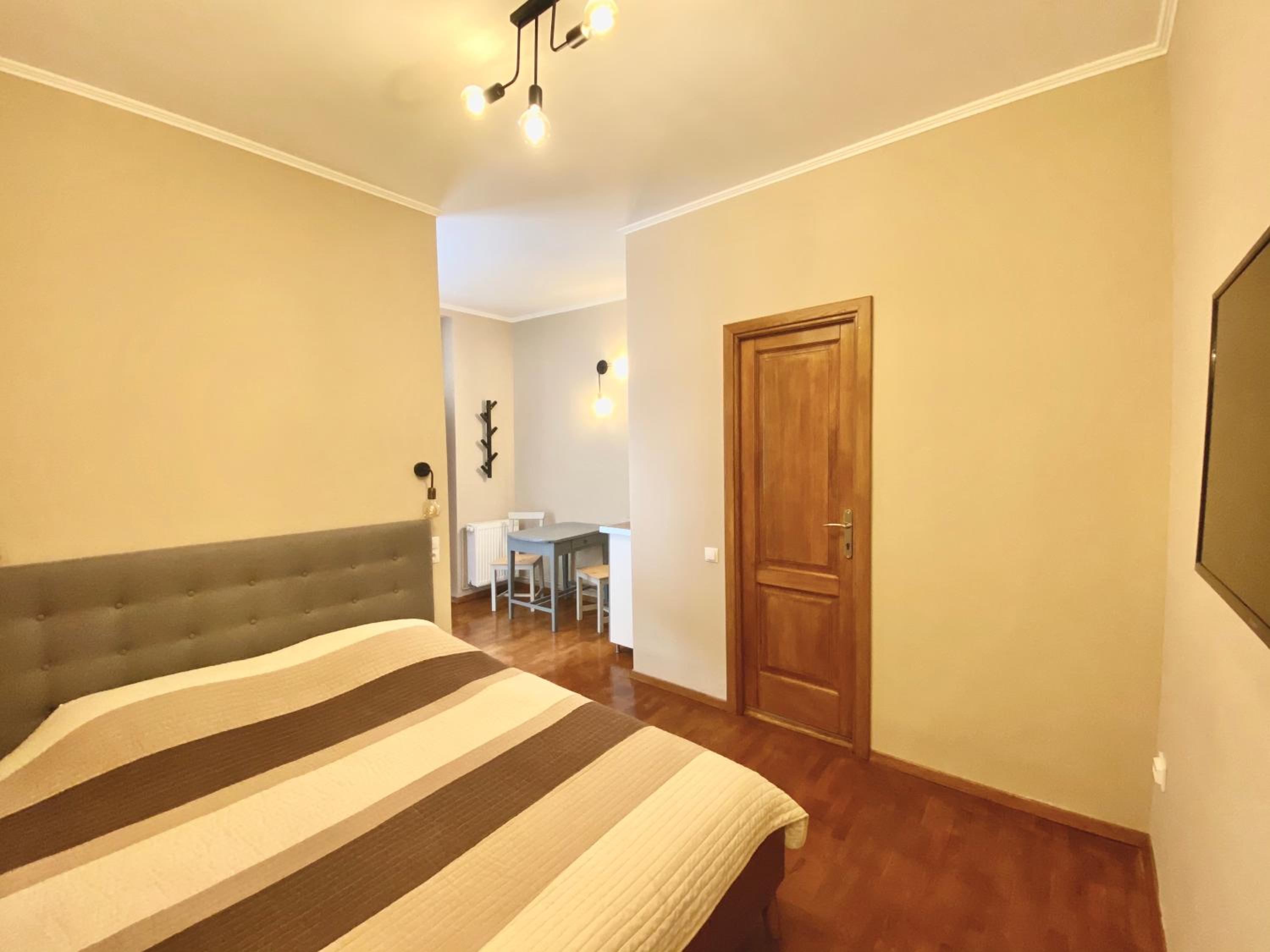 One-Bedroom Apartment - Photo 2