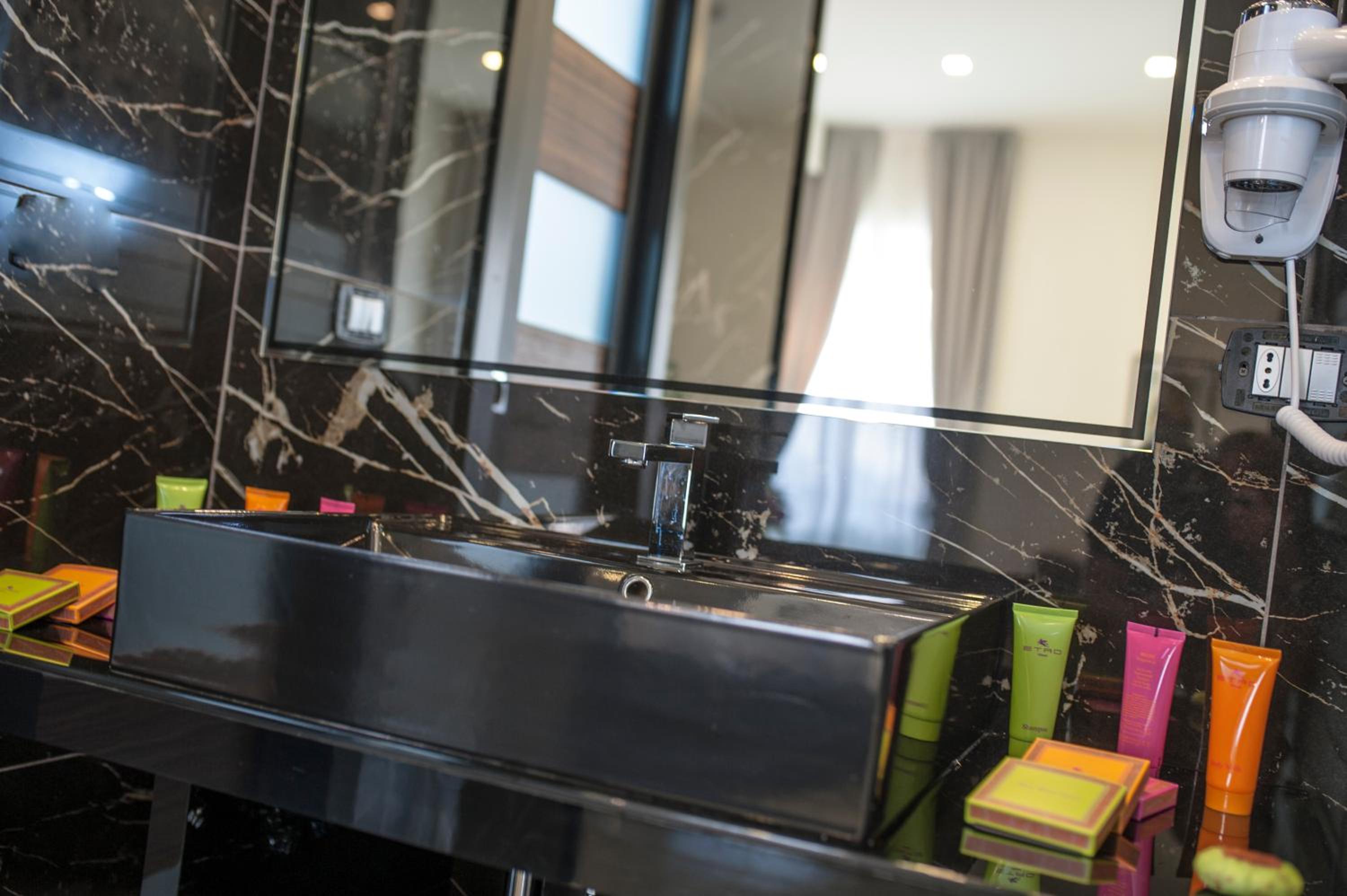 Deluxe Double Room with Balcony - Photo 6