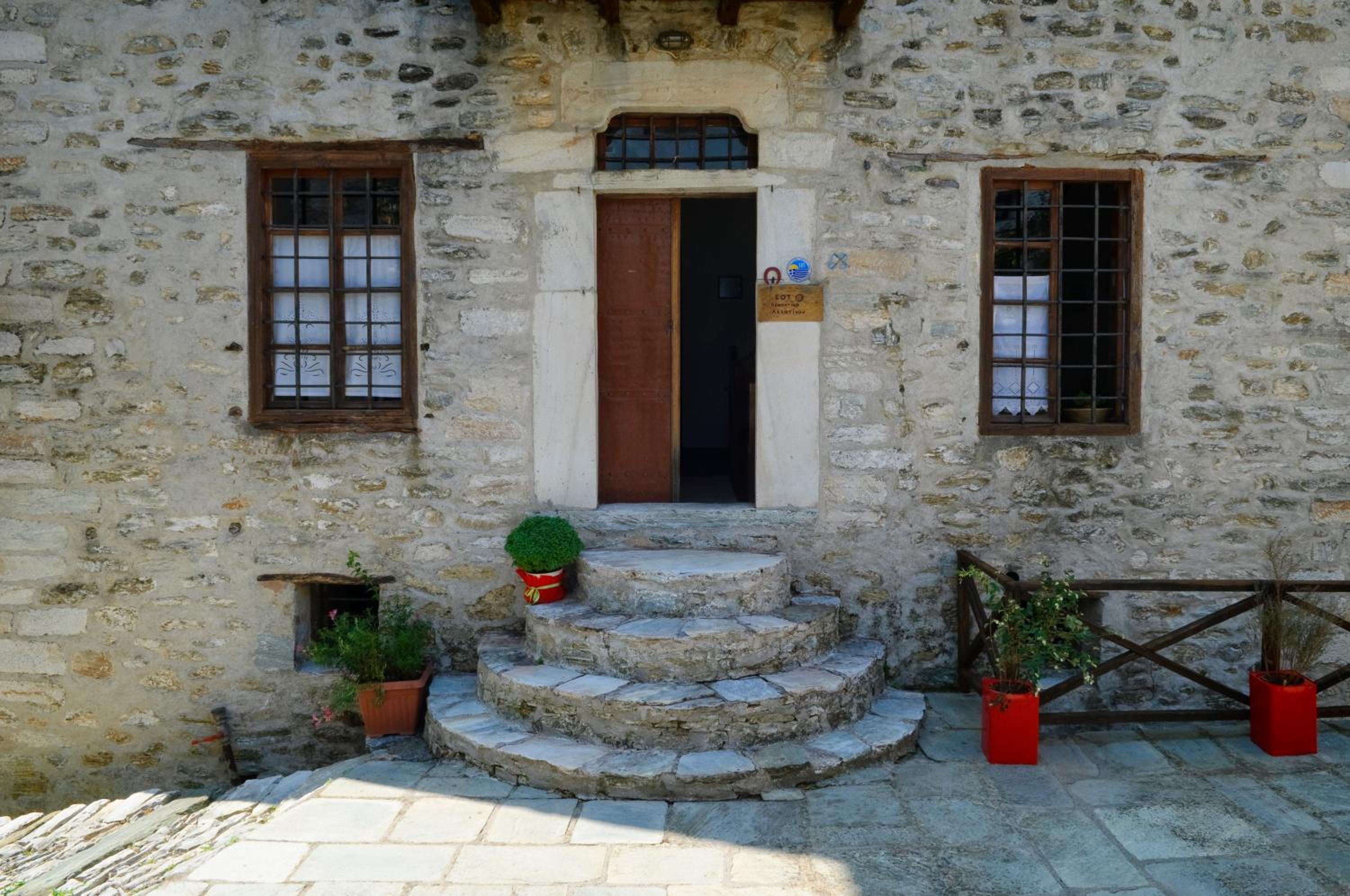 Six-Bedroom House photo 2