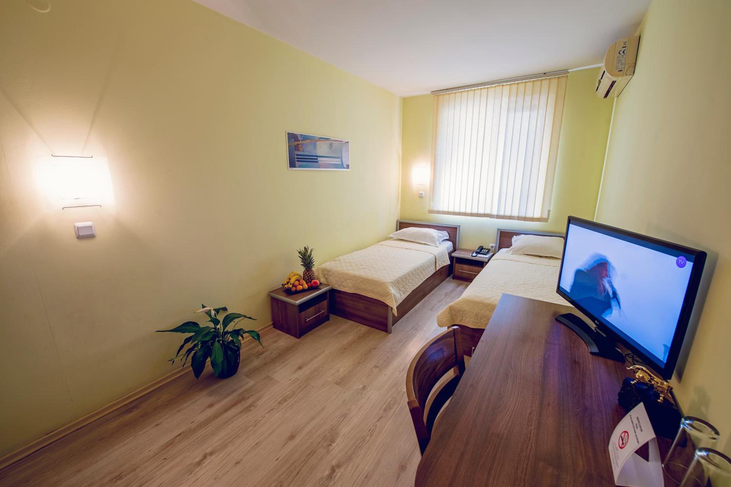 Double or Twin Room - Photo 8