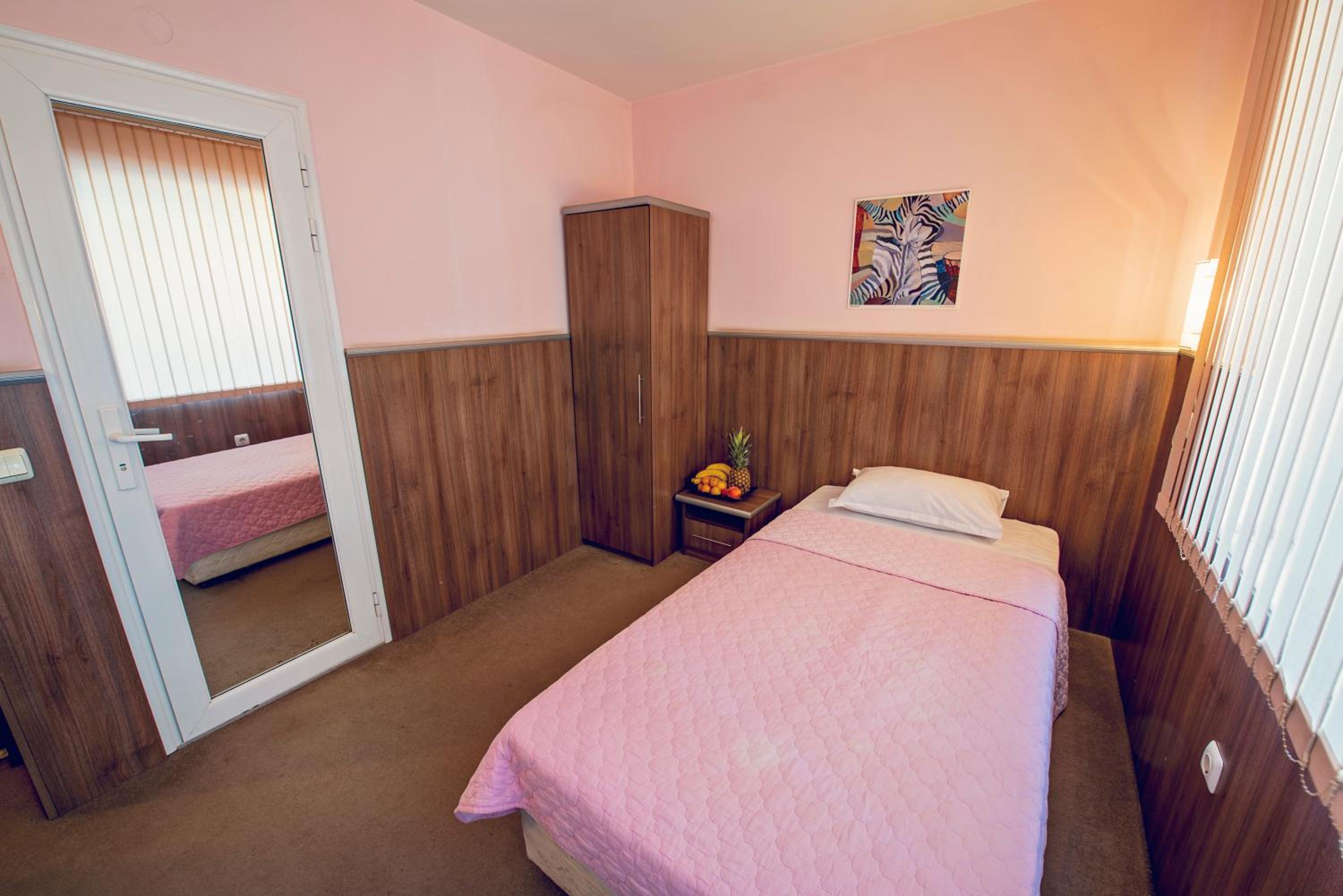 Single Room - Photo 1