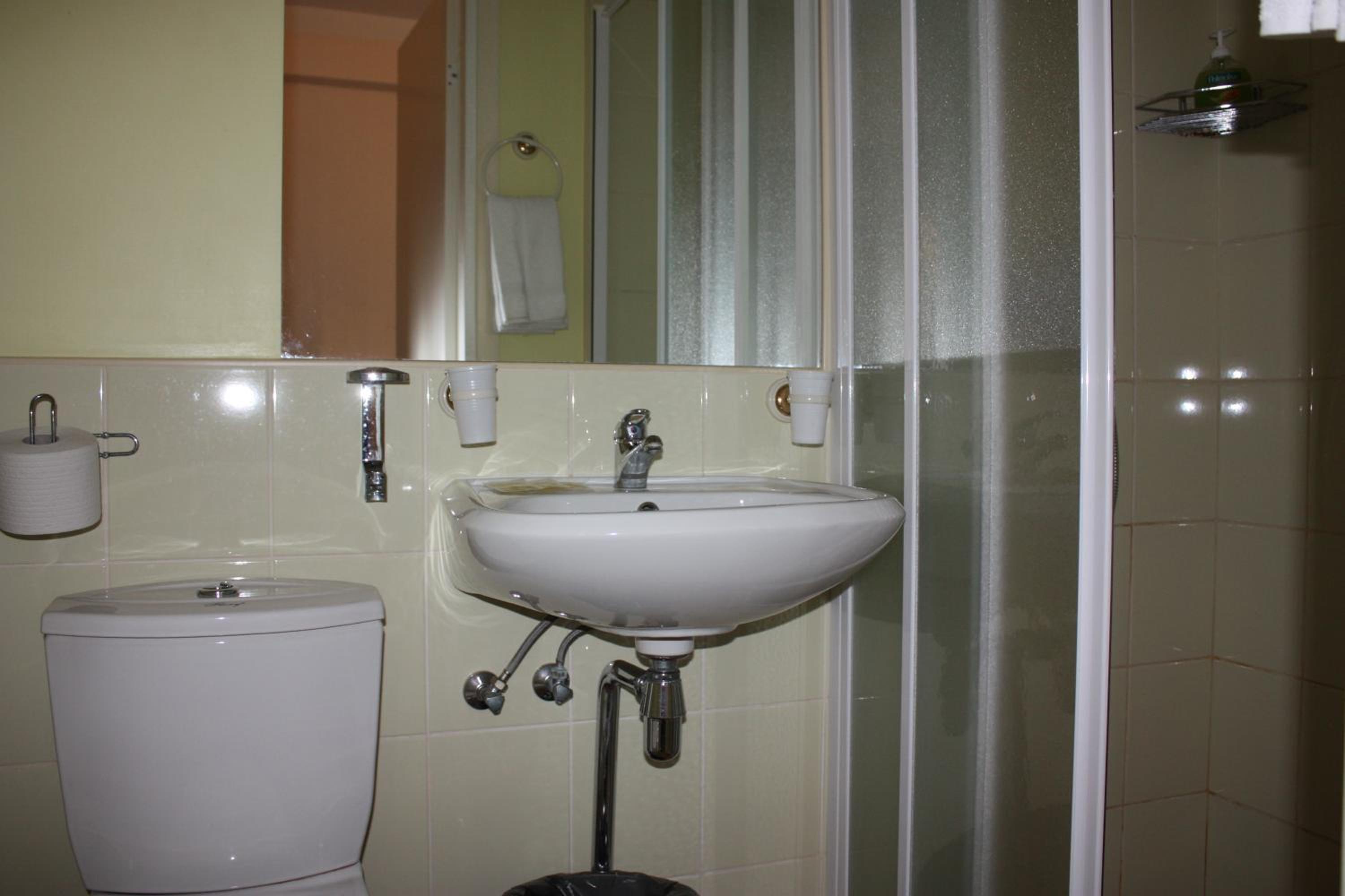 Twin Room - Photo 9