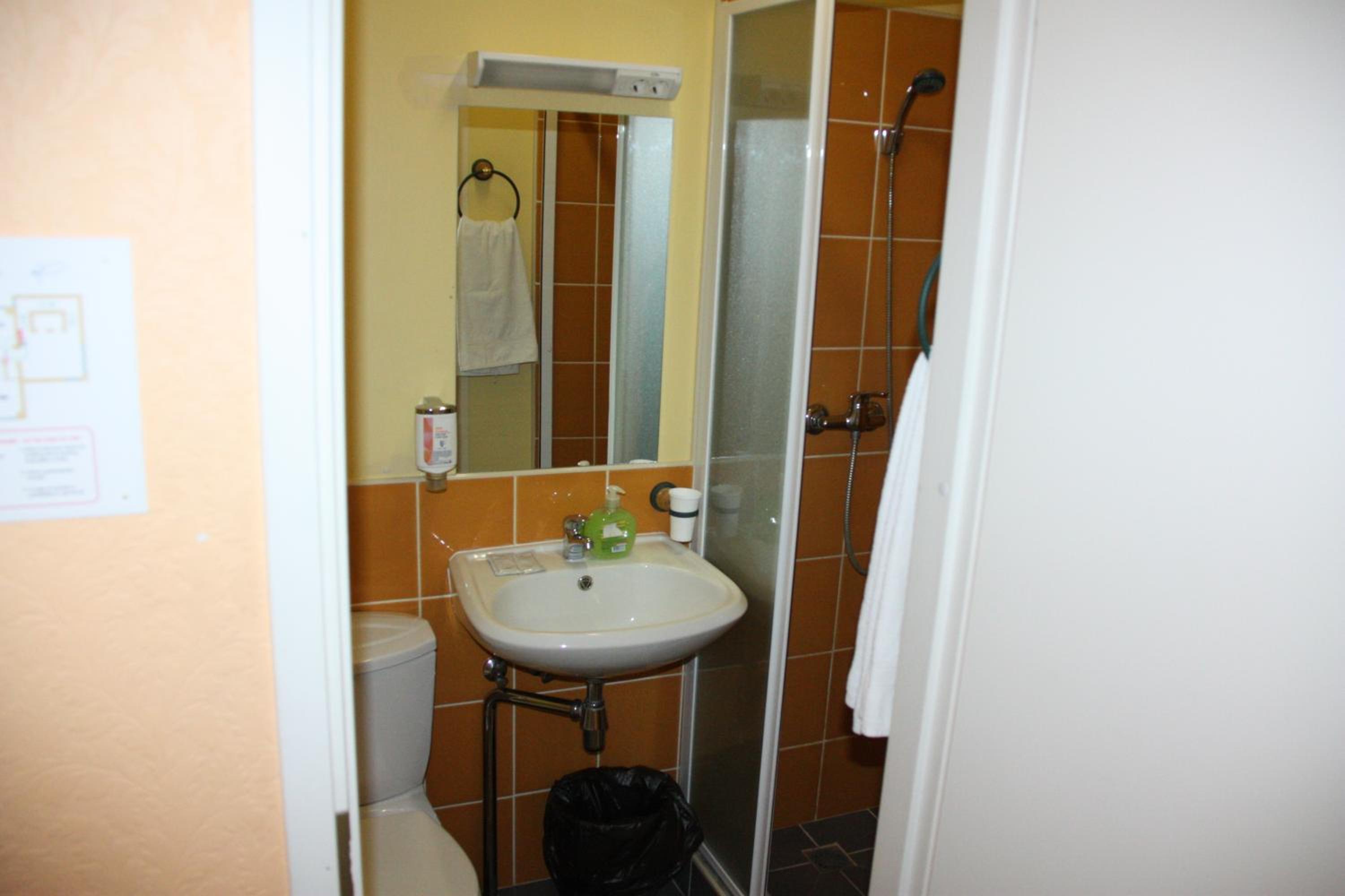Twin Room - Photo 10