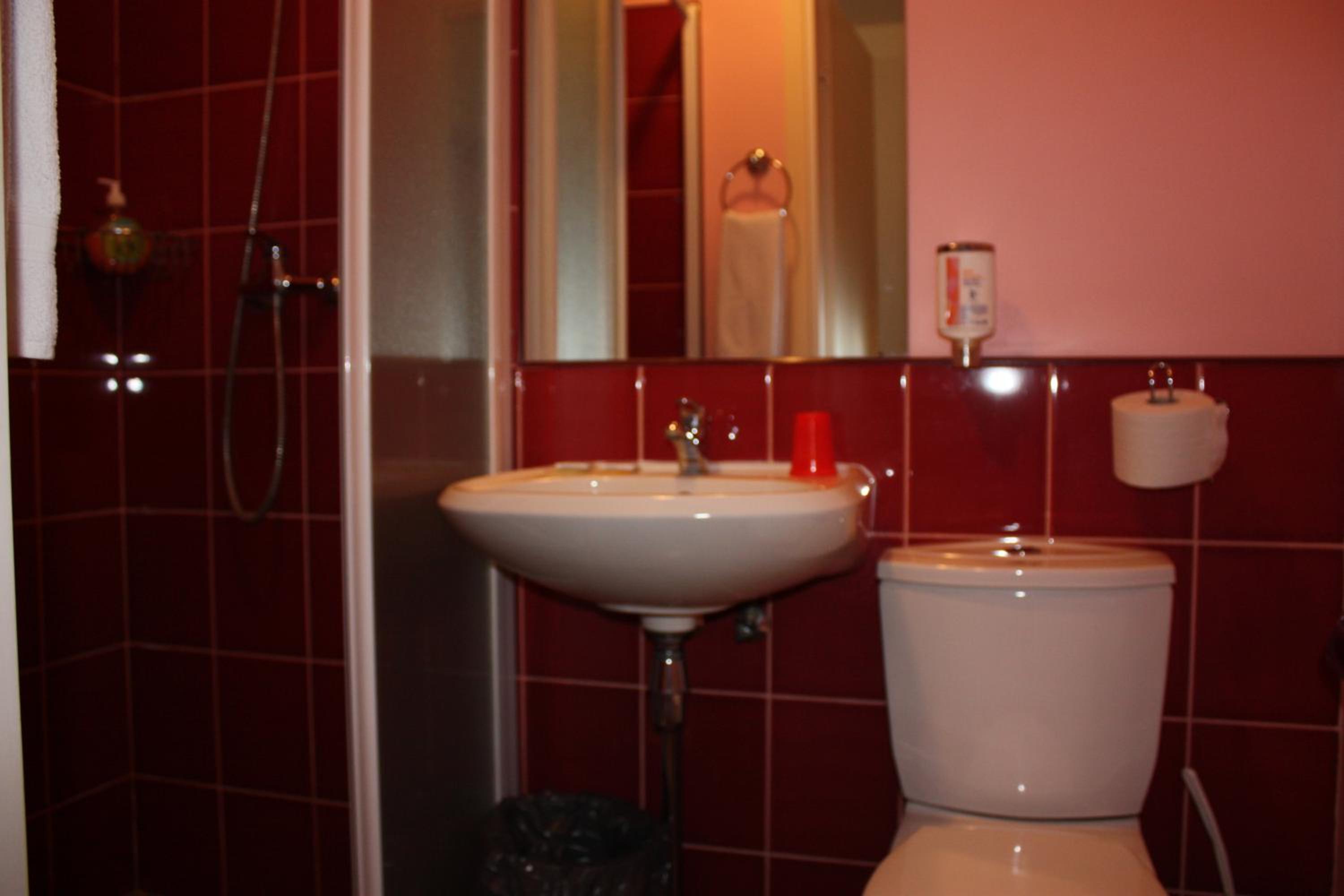 Twin Room - Photo 11