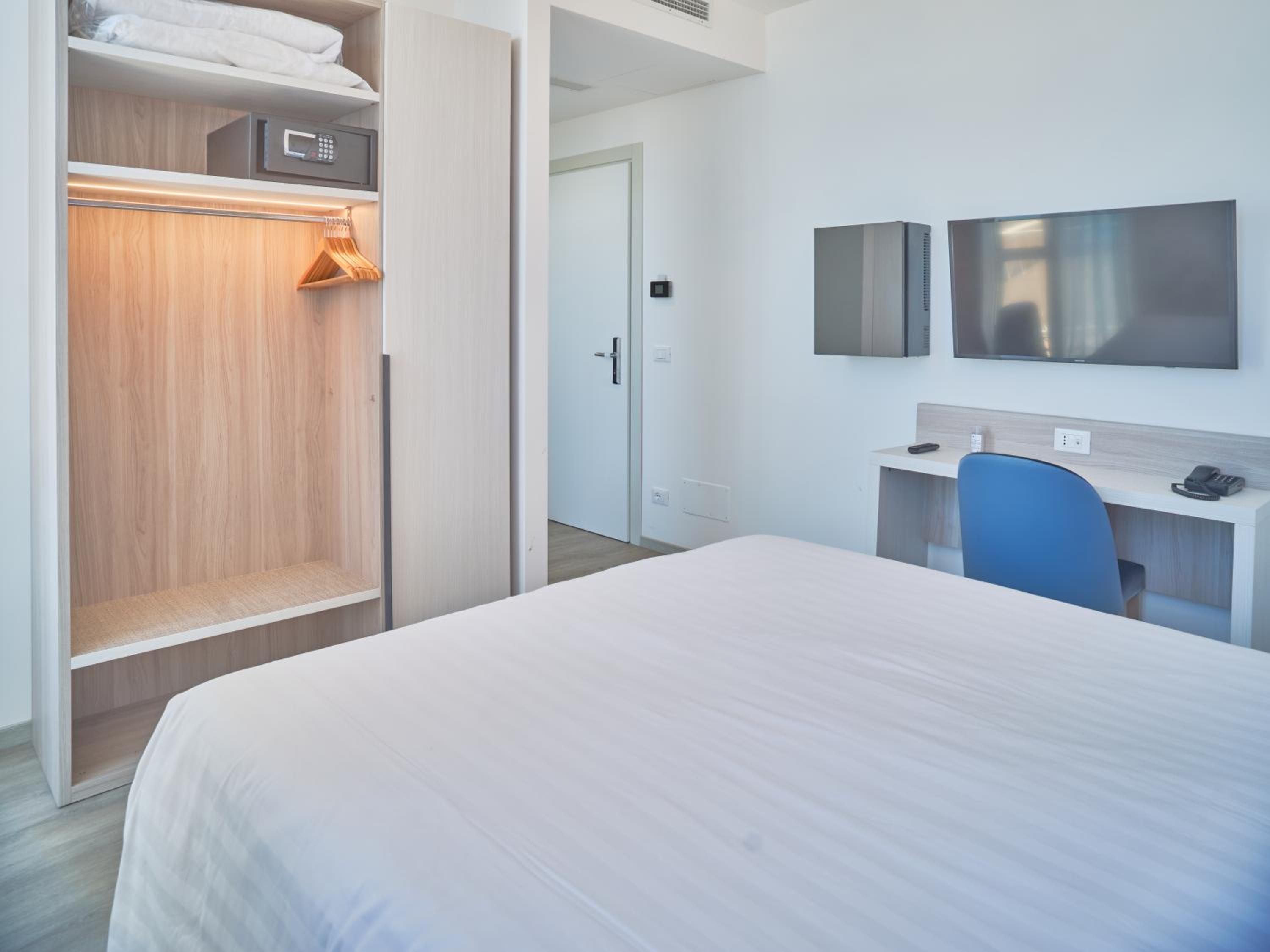Double or Twin Room with Balcony and Sea View photo 1