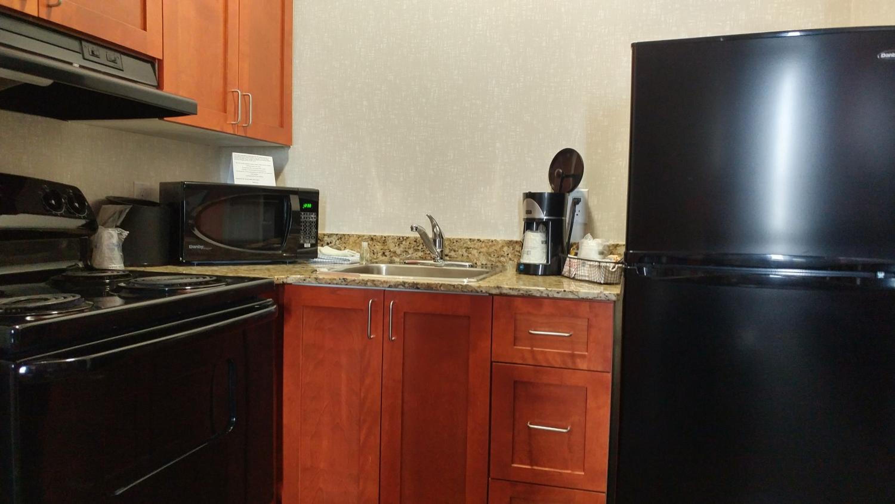Queen Suite with Kitchen - Non-Smoking photo 3