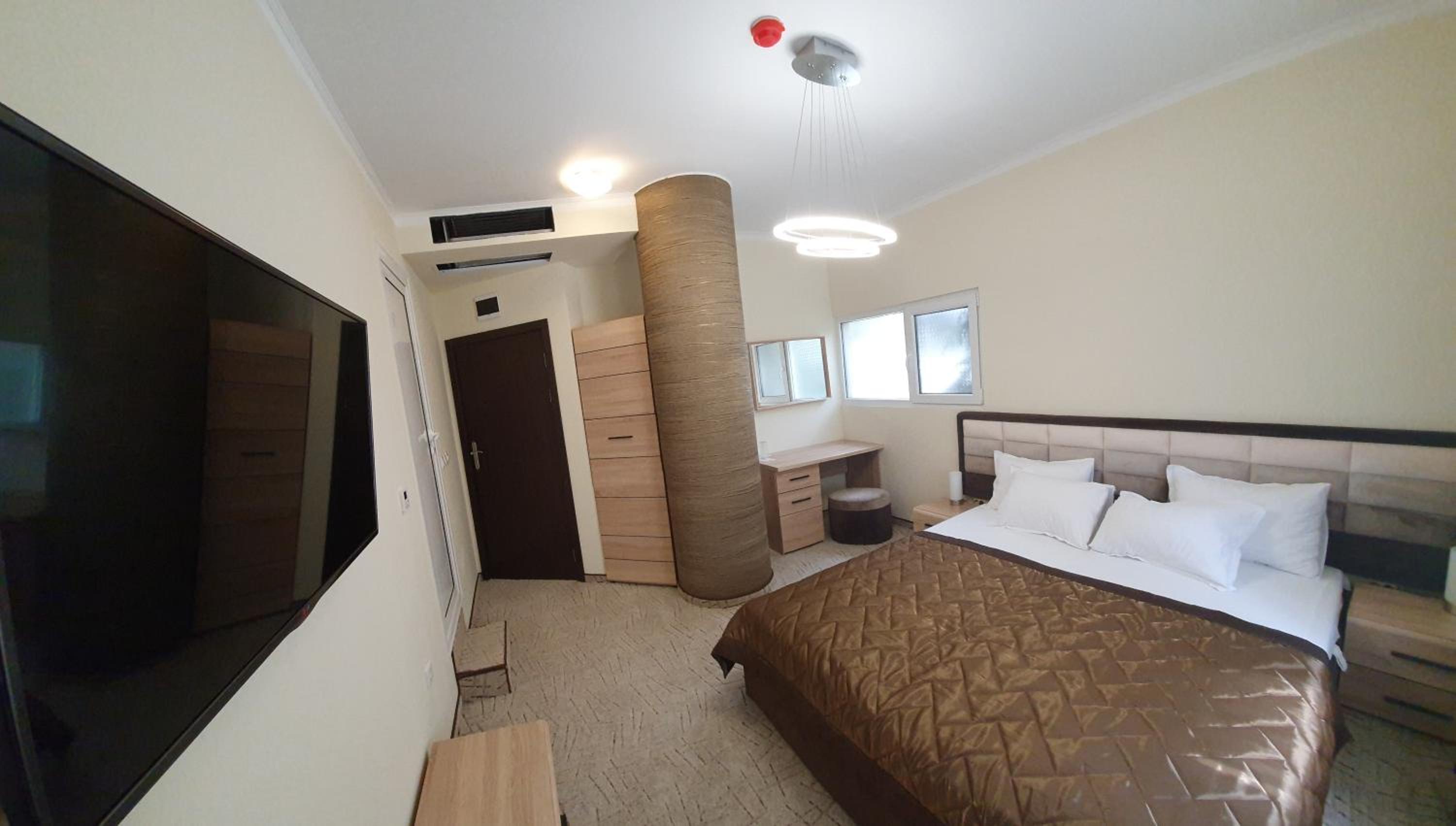 Deluxe King Room - Photo 4