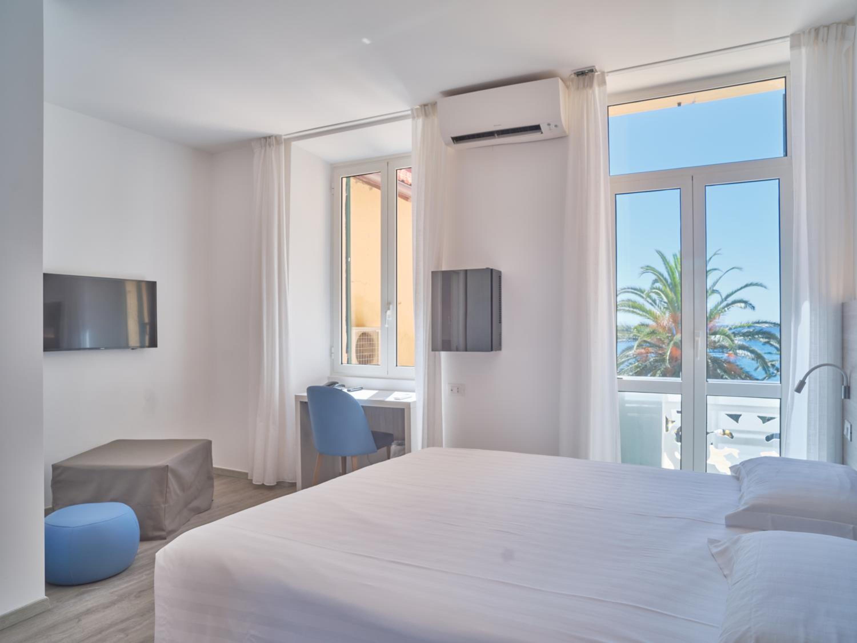 Double or Twin Room with Extra Bed and Sea View photo 3
