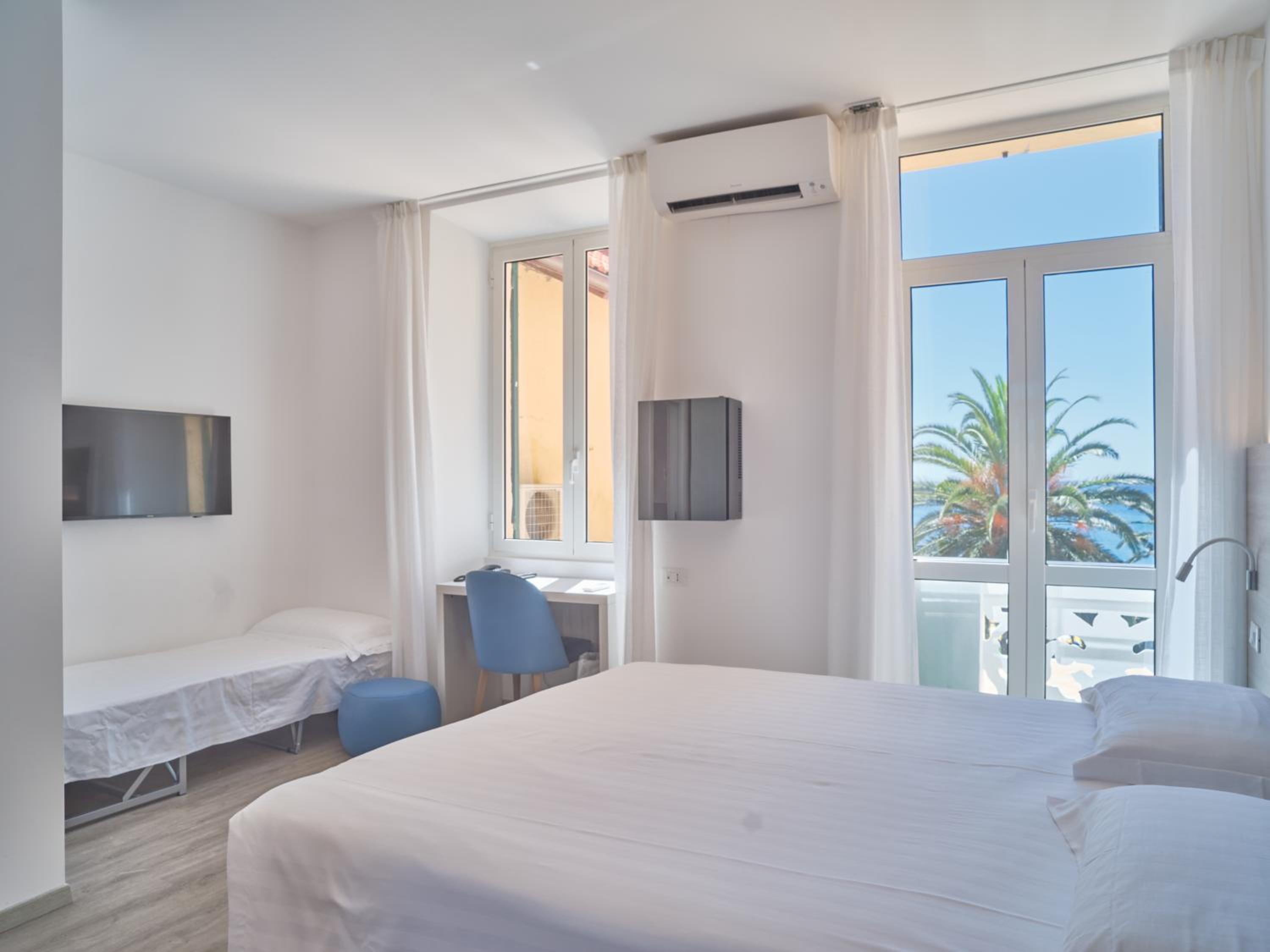 Double or Twin Room with Extra Bed and Sea View photo 2