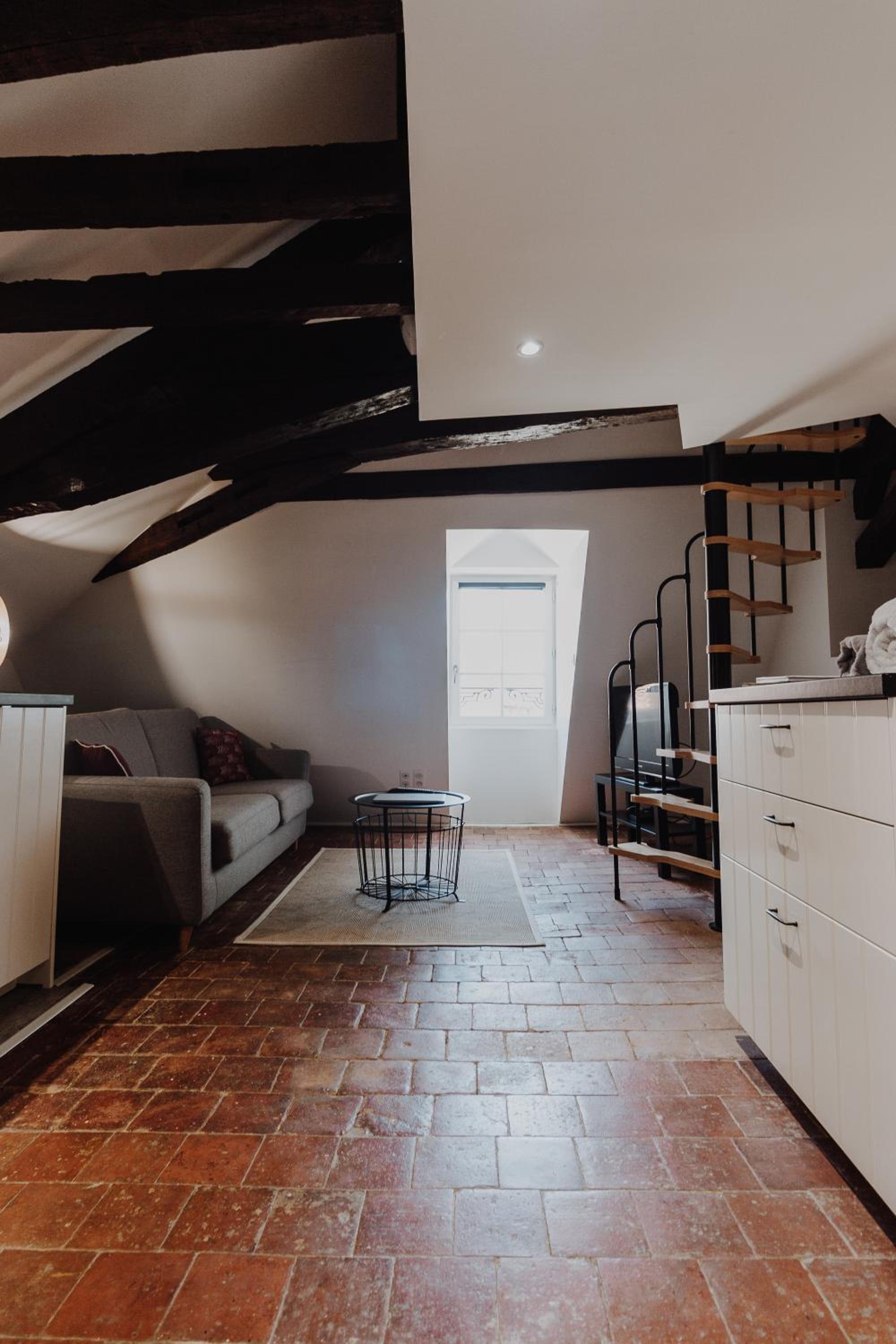 Loft - Photo 2