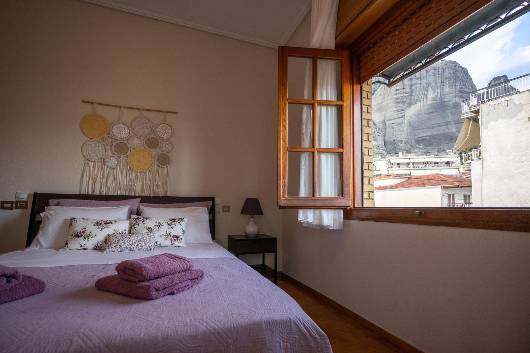 Apartment with Balcony - Photo 4
