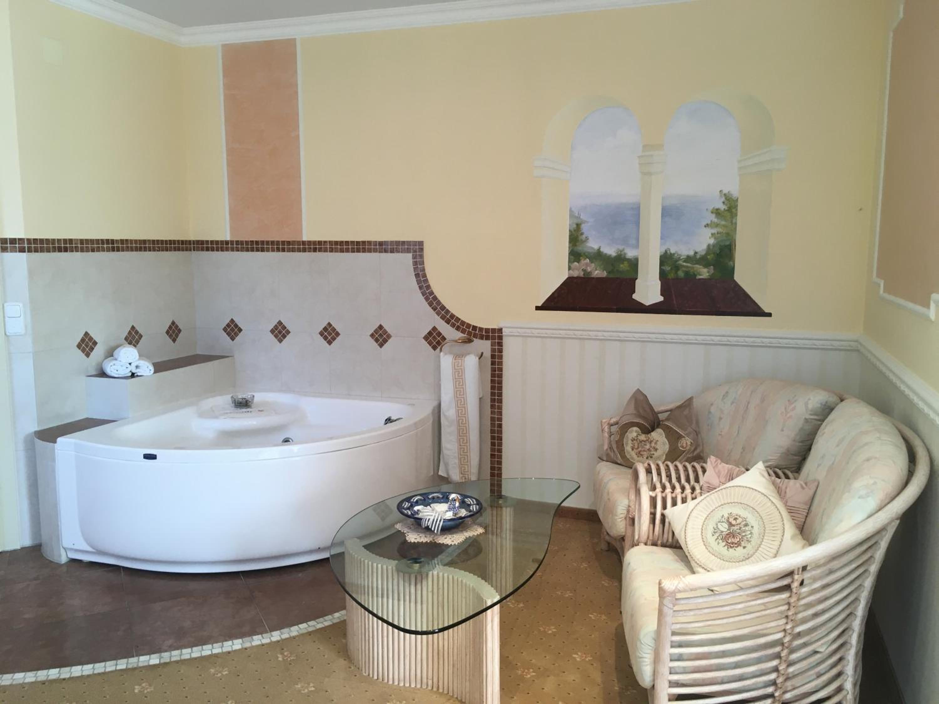 Deluxe Suite with Spa Bath - Photo 3
