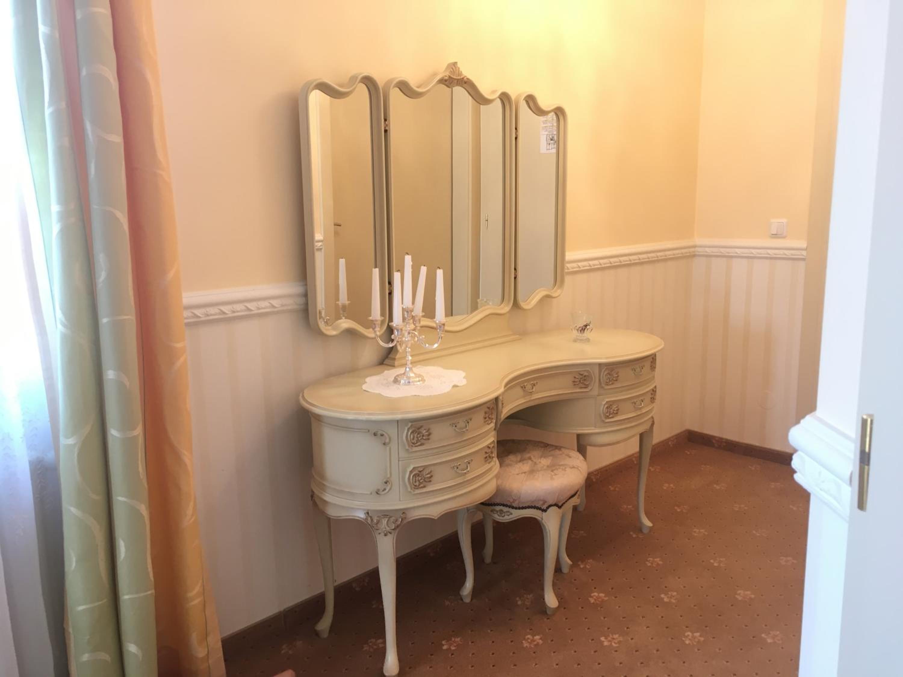 Deluxe Suite with Spa Bath - Photo 2