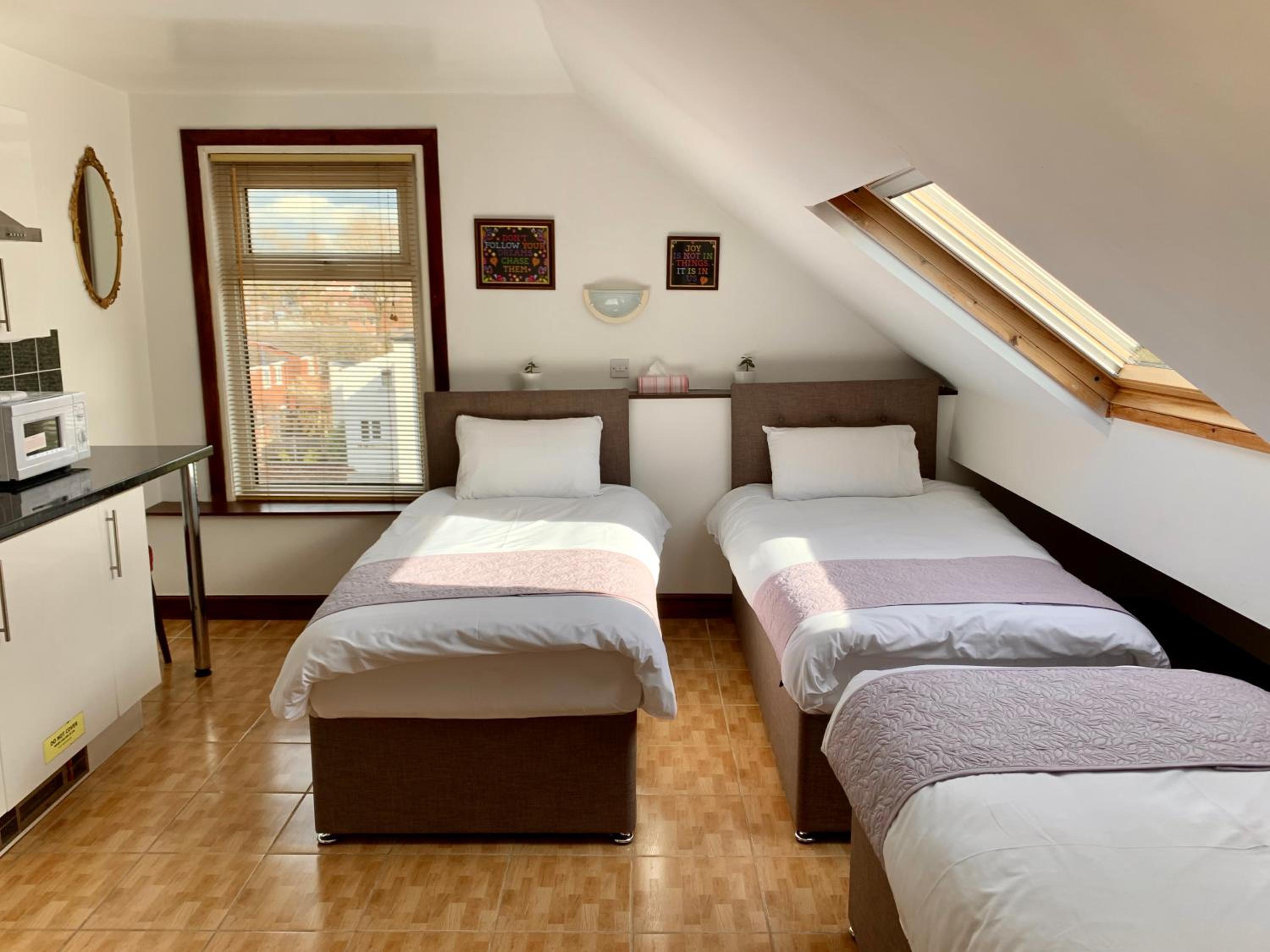 Attic Triple En-Suite with Kitchenette - Park View - Photo 14