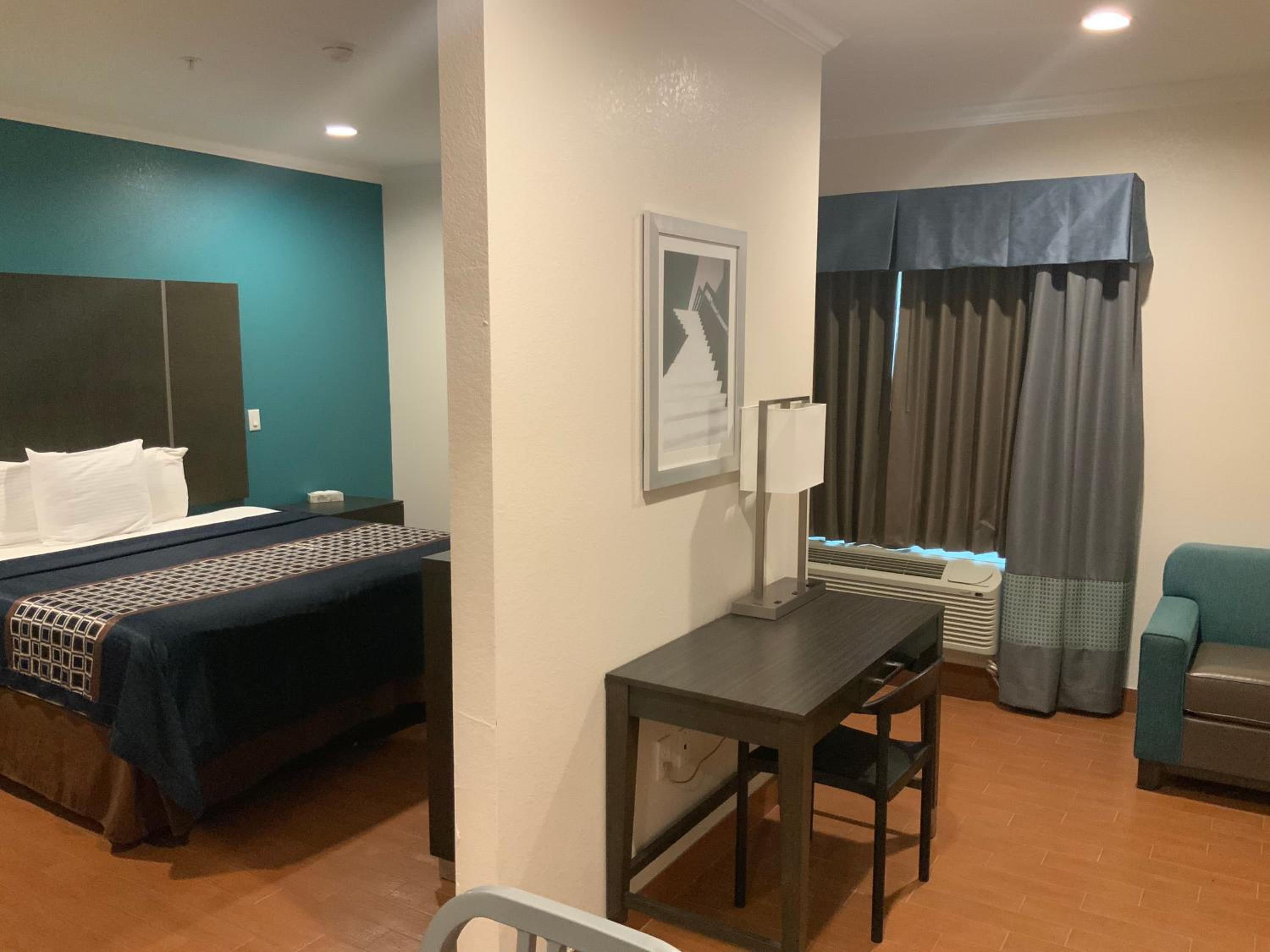 Deluxe King Studio with Sofa & Kitchenette - Non-Smoking