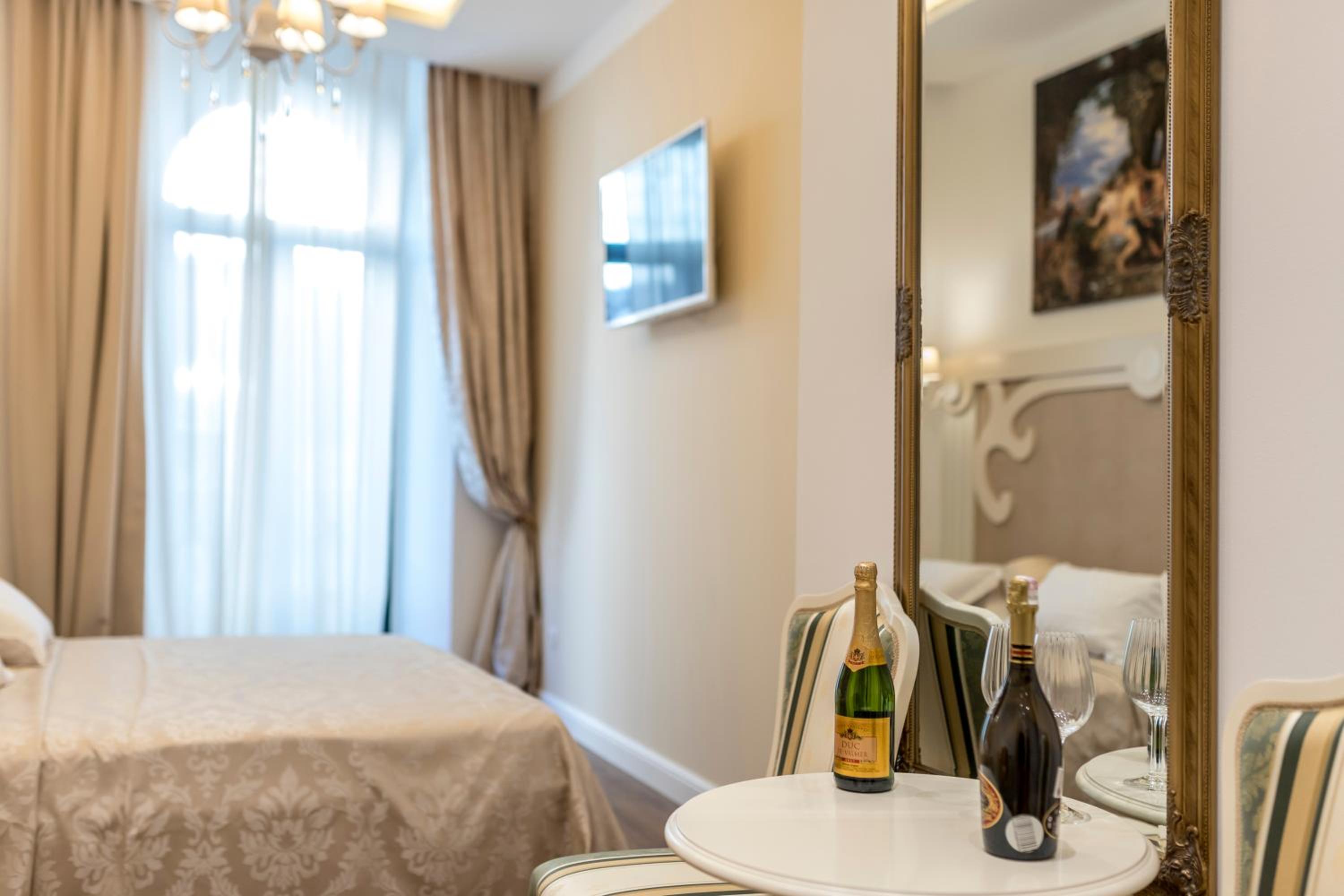 Deluxe Double Room with Balcony - Photo 9