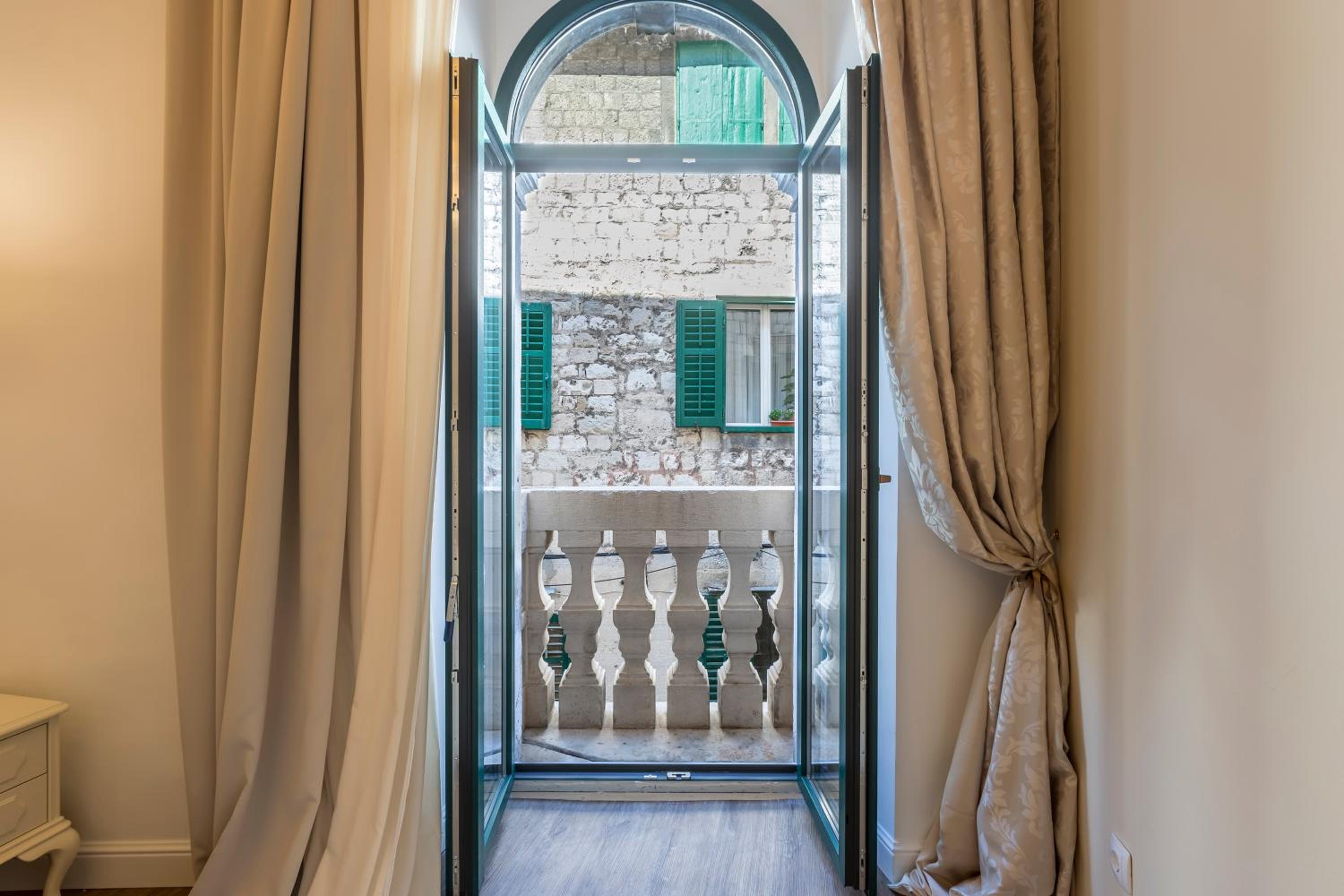 Deluxe Double Room with Balcony - Photo 10