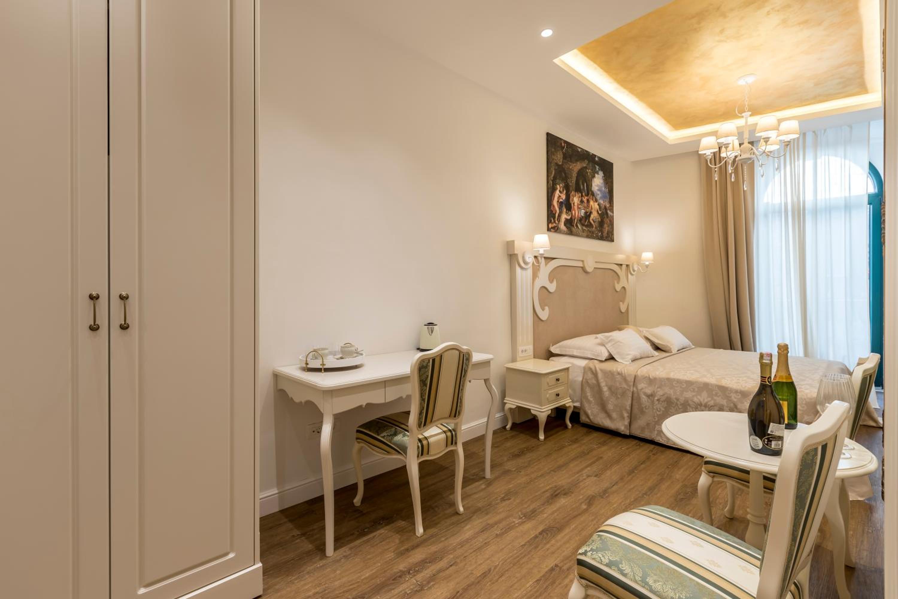 Deluxe Double Room with Balcony - Photo 4