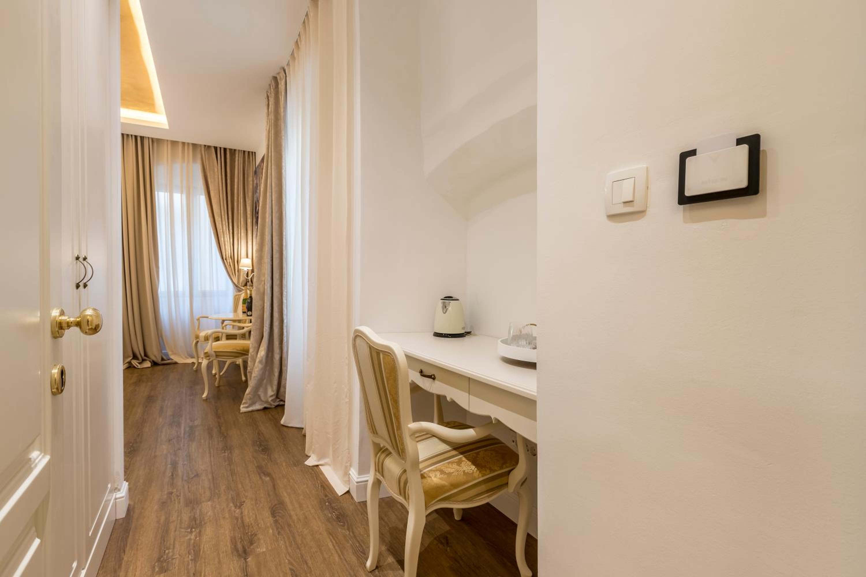 Deluxe Double Room with Balcony - Photo 5